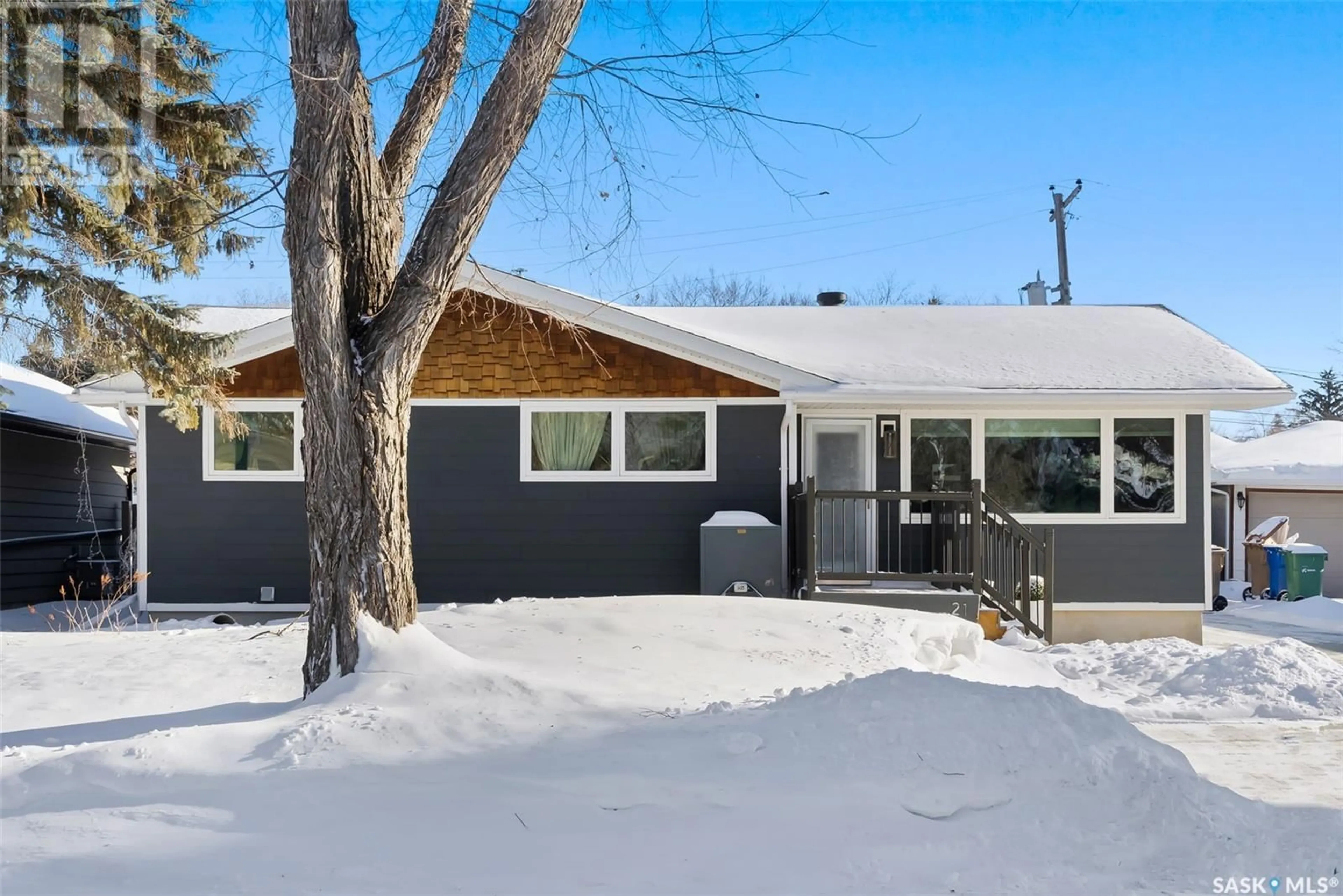 Home with vinyl exterior material, street for 21 Bobolink BAY, Regina Saskatchewan S4S4K2