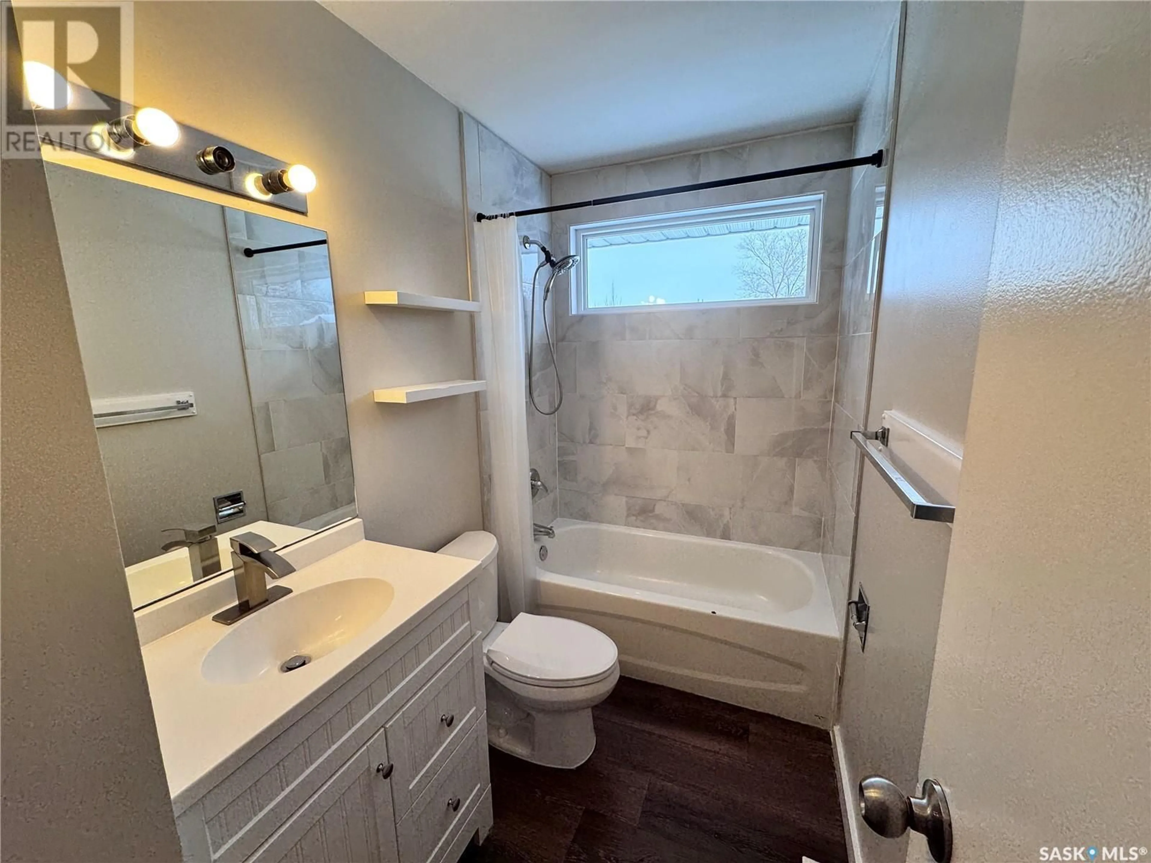 Standard bathroom, ceramic/tile floor for 10 Cartier CRESCENT, Saskatoon Saskatchewan S7L4L7