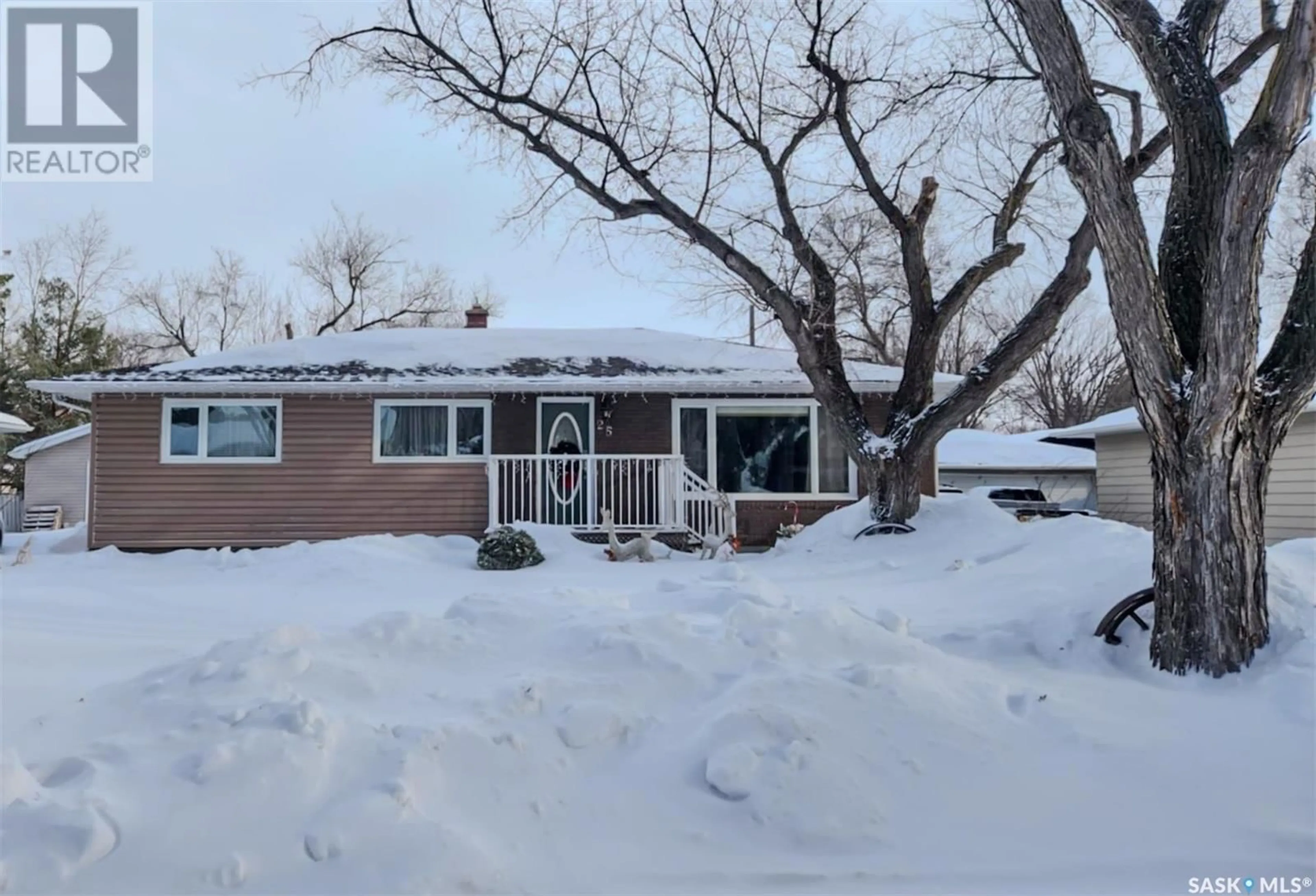 A pic from outside/outdoor area/front of a property/back of a property/a pic from drone, street for 25 Dunning CRESCENT, Regina Saskatchewan S4S3V9