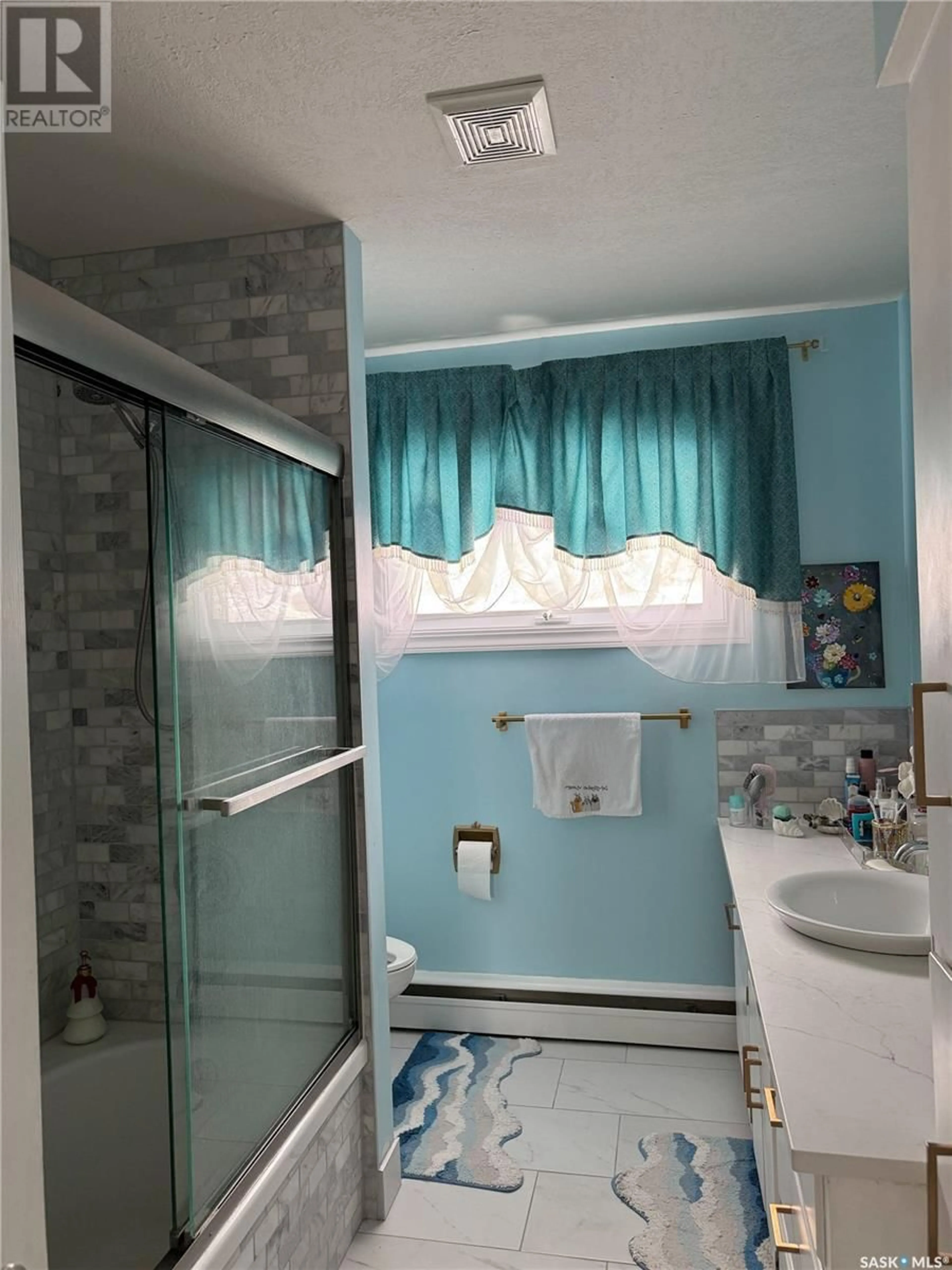 Standard bathroom, ceramic/tile floor for 25 Dunning CRESCENT, Regina Saskatchewan S4S3V9