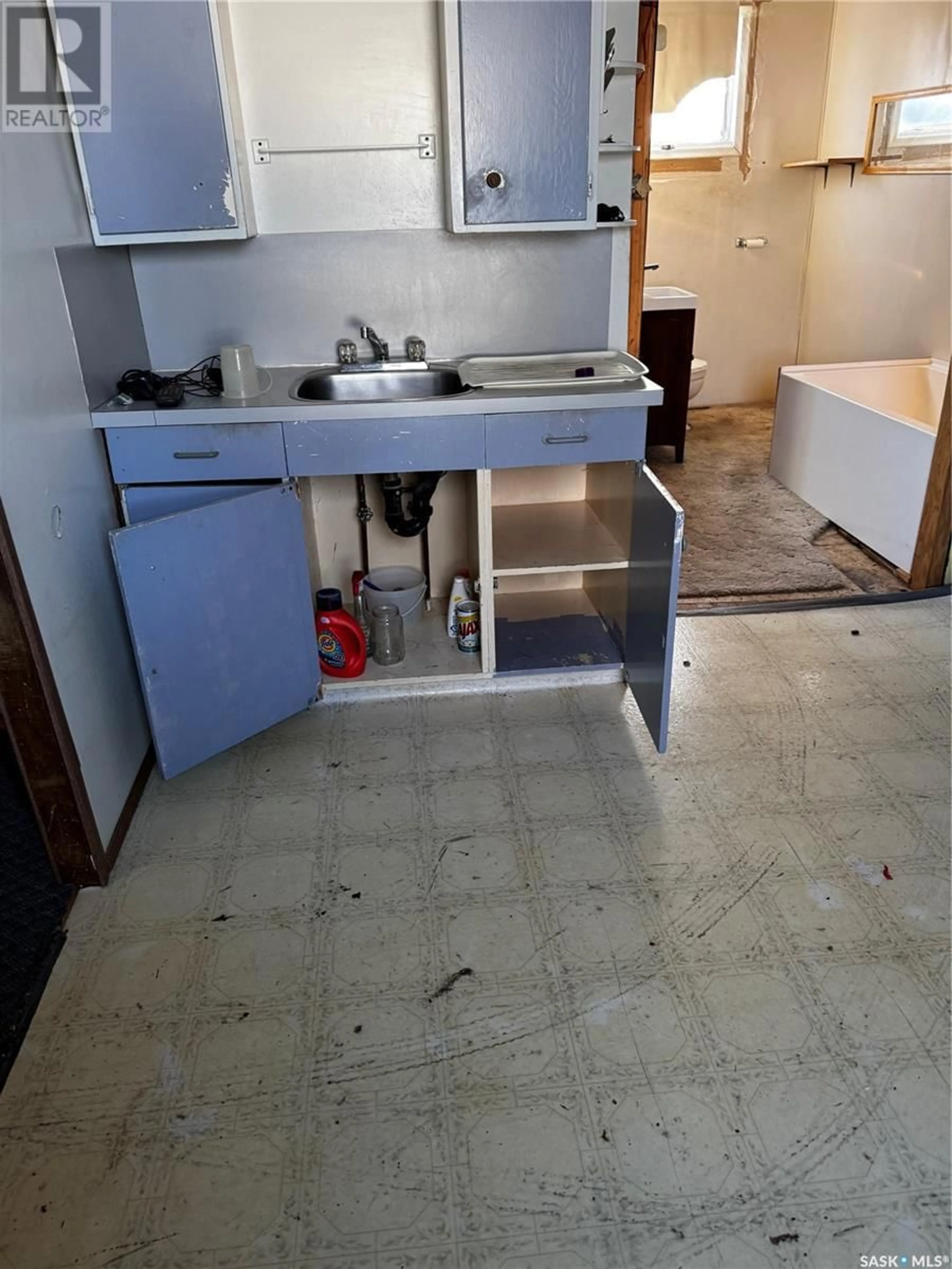 Standard kitchen, unknown for 5 & 9 1st STREET E, Kincaid Saskatchewan S0H2J0