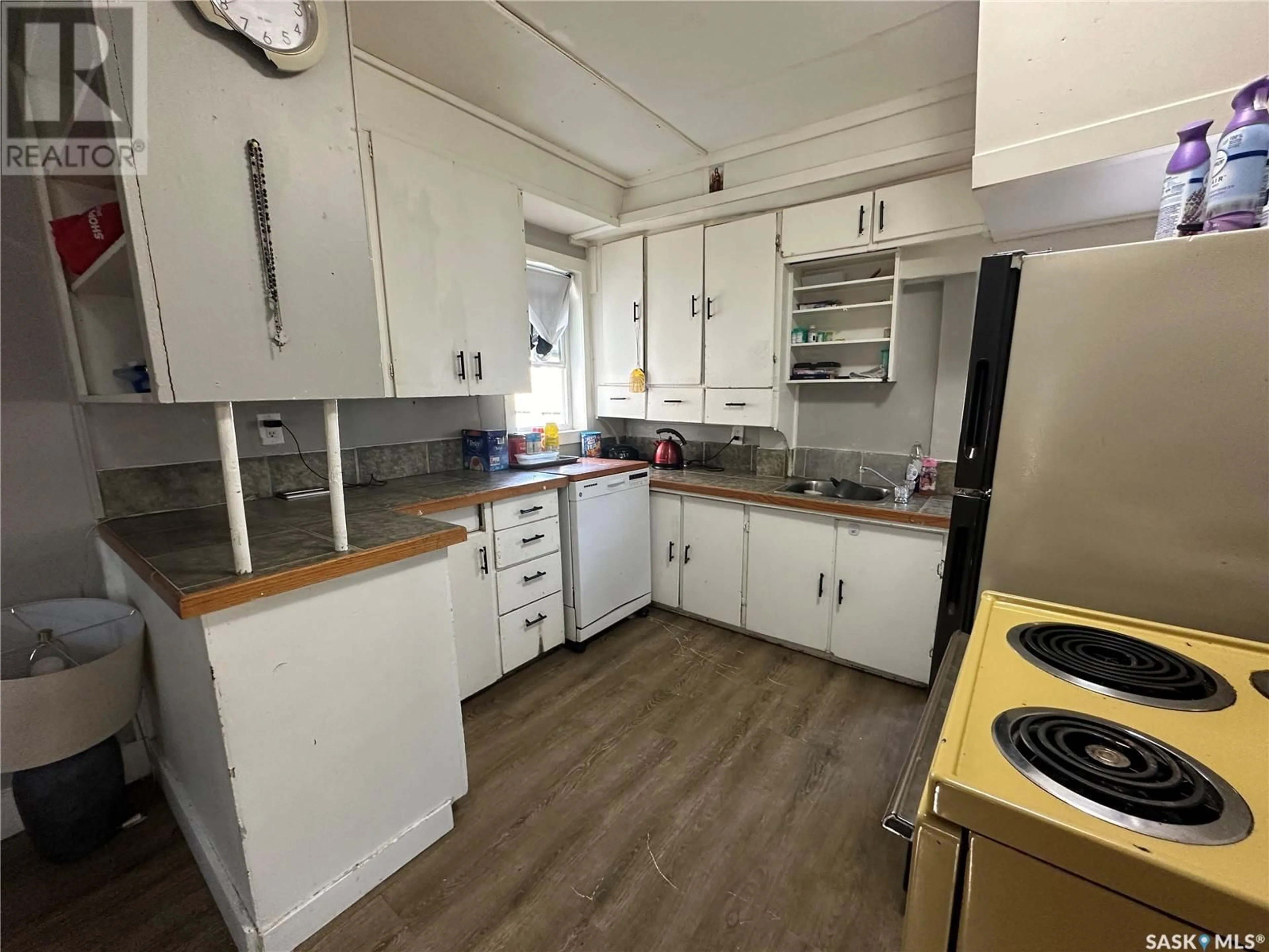 Standard kitchen, wood/laminate floor for 325 Q AVENUE, Saskatoon Saskatchewan S7M2Y2