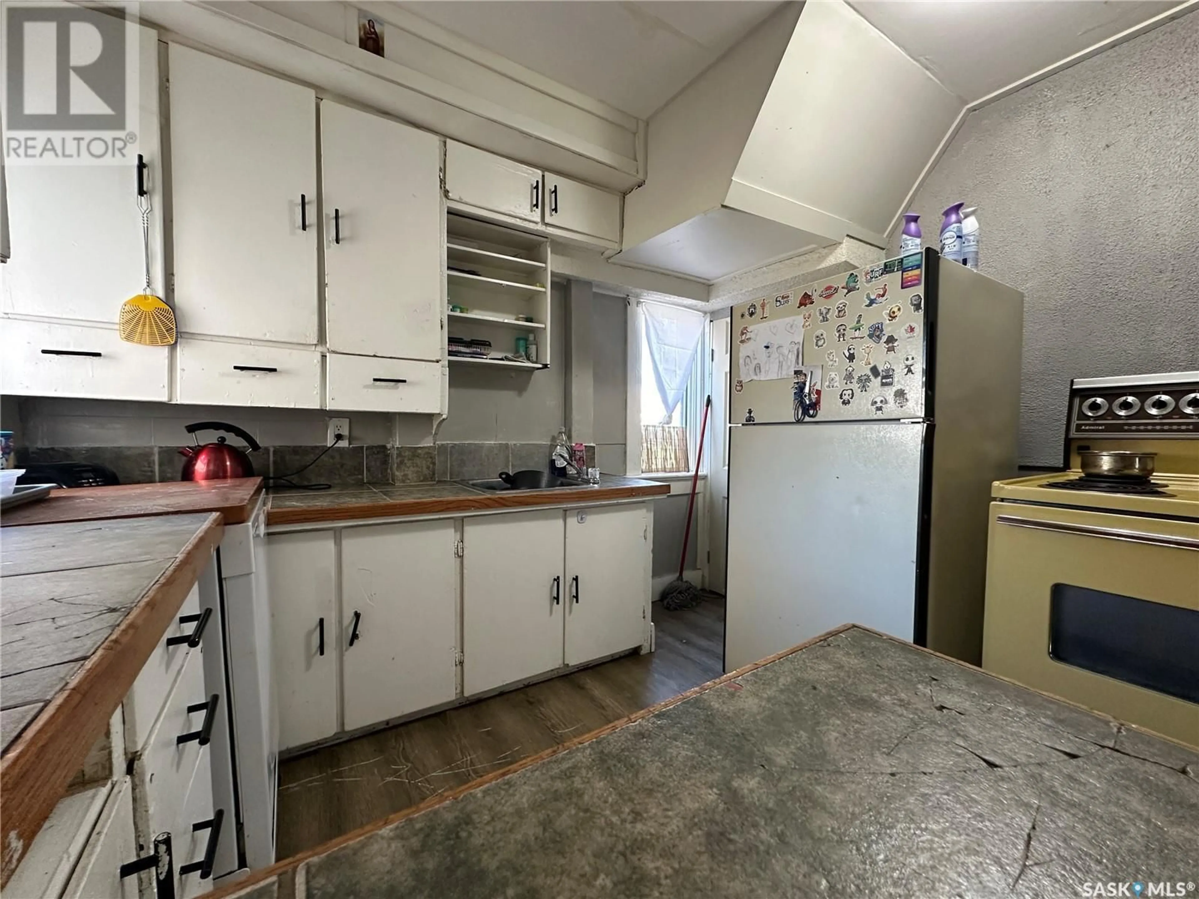 Standard kitchen, unknown for 325 Q AVENUE, Saskatoon Saskatchewan S7M2Y2