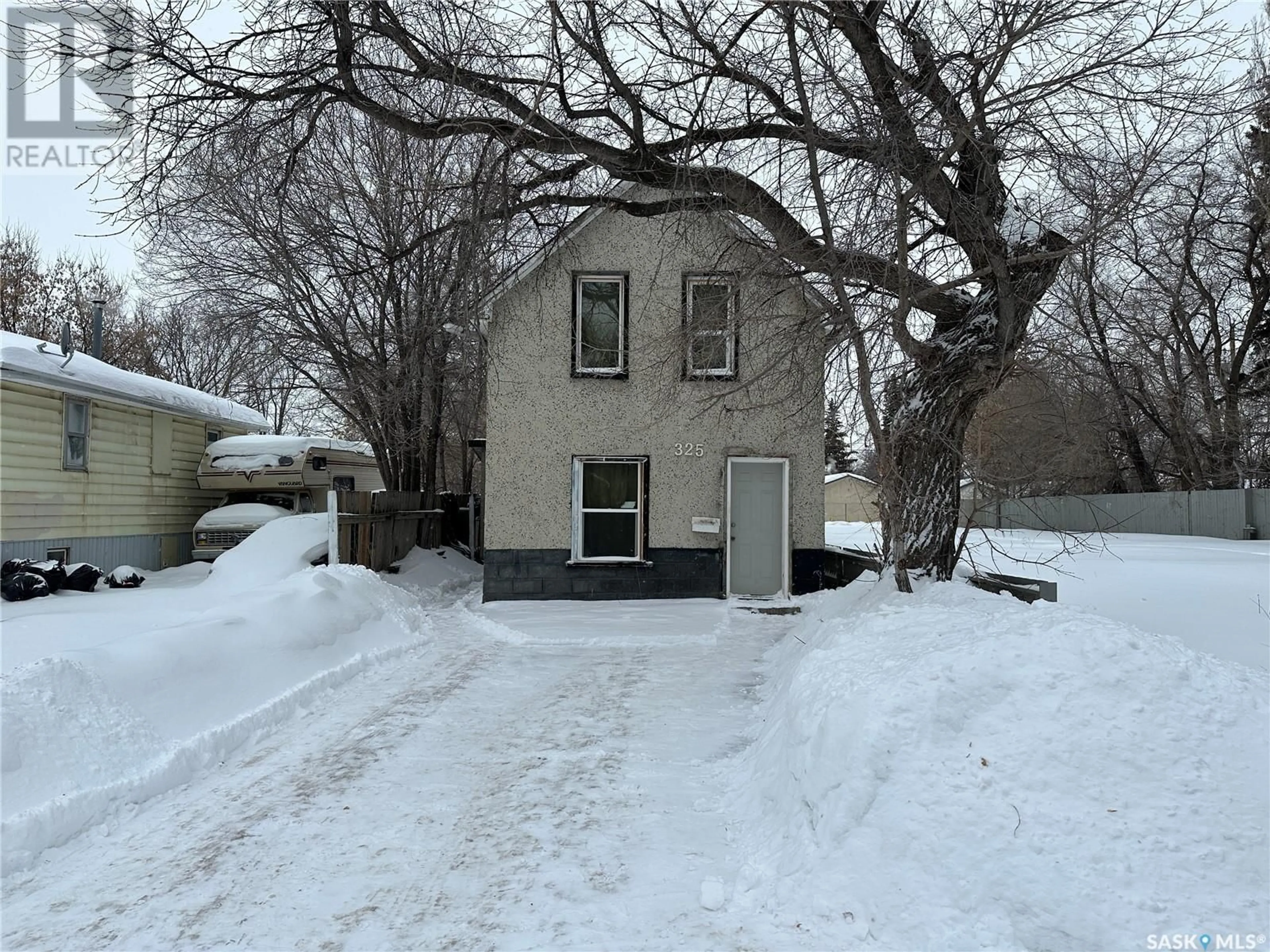 A pic from outside/outdoor area/front of a property/back of a property/a pic from drone, street for 325 Q AVENUE S, Saskatoon Saskatchewan S7M2Y2