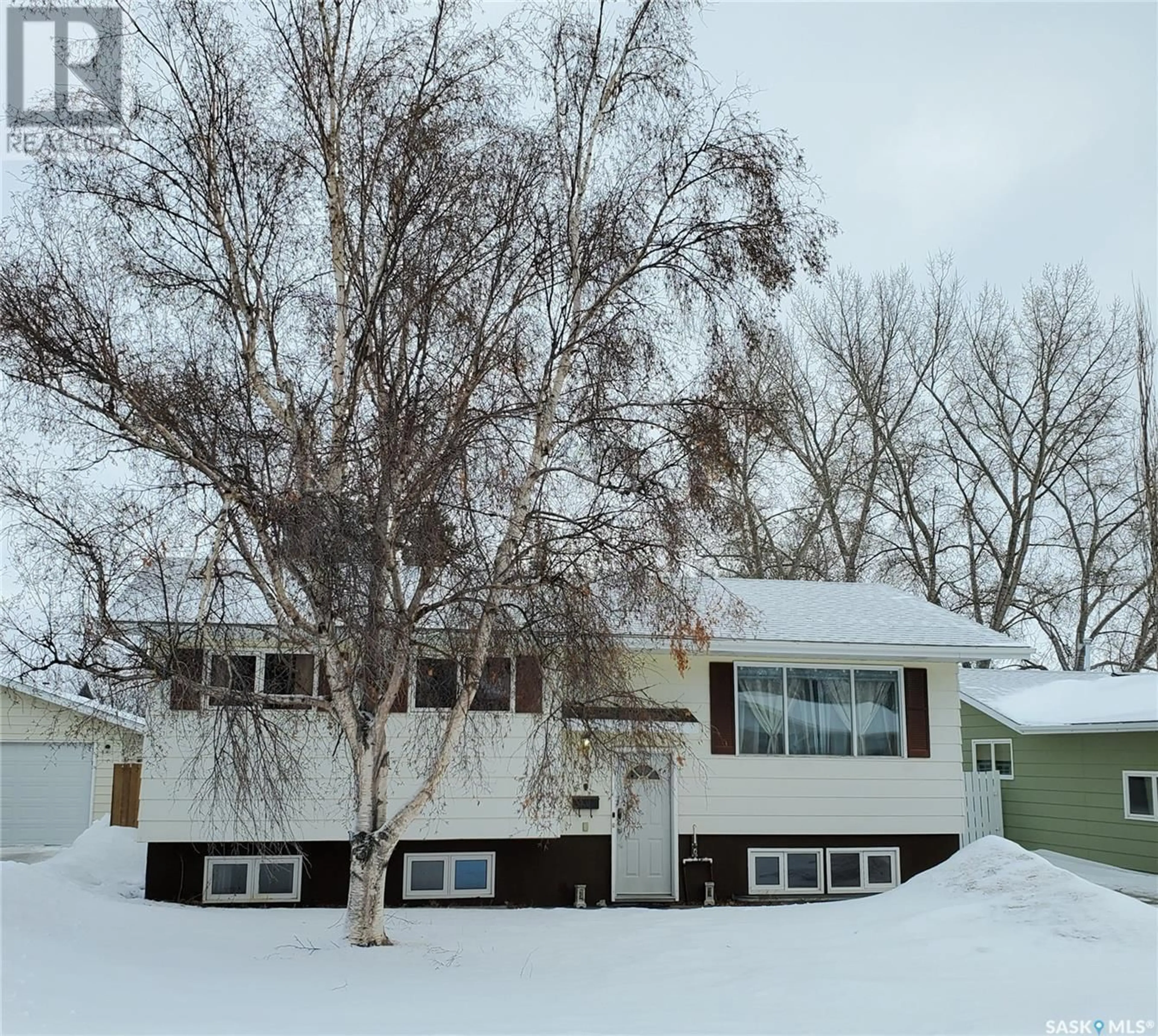 A pic from outside/outdoor area/front of a property/back of a property/a pic from drone, street for 471 Matador DRIVE, Swift Current Saskatchewan S9H4L4