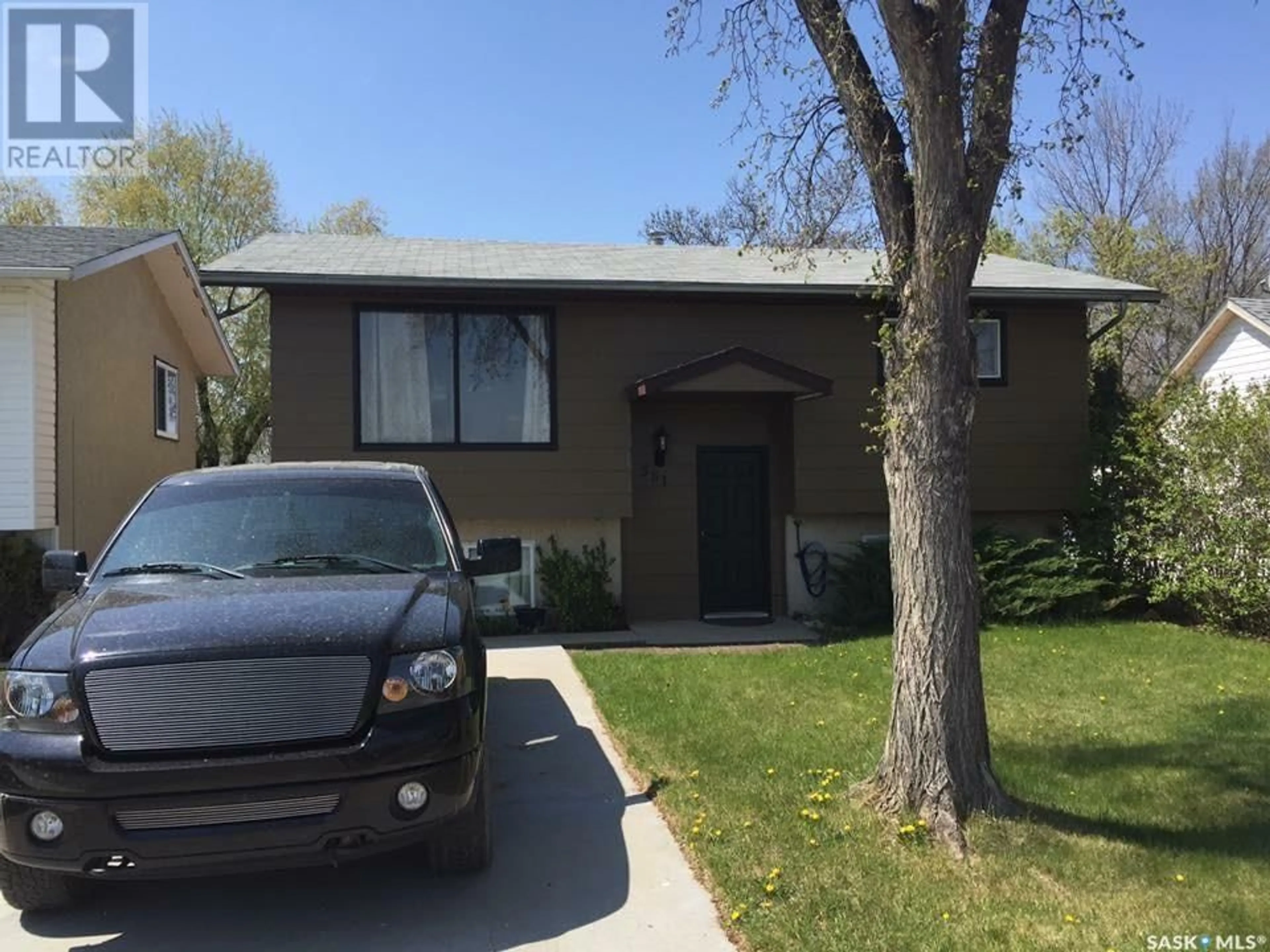 Home with vinyl exterior material, street for 581 3rd STREET W, Shaunavon Saskatchewan S0N2M0