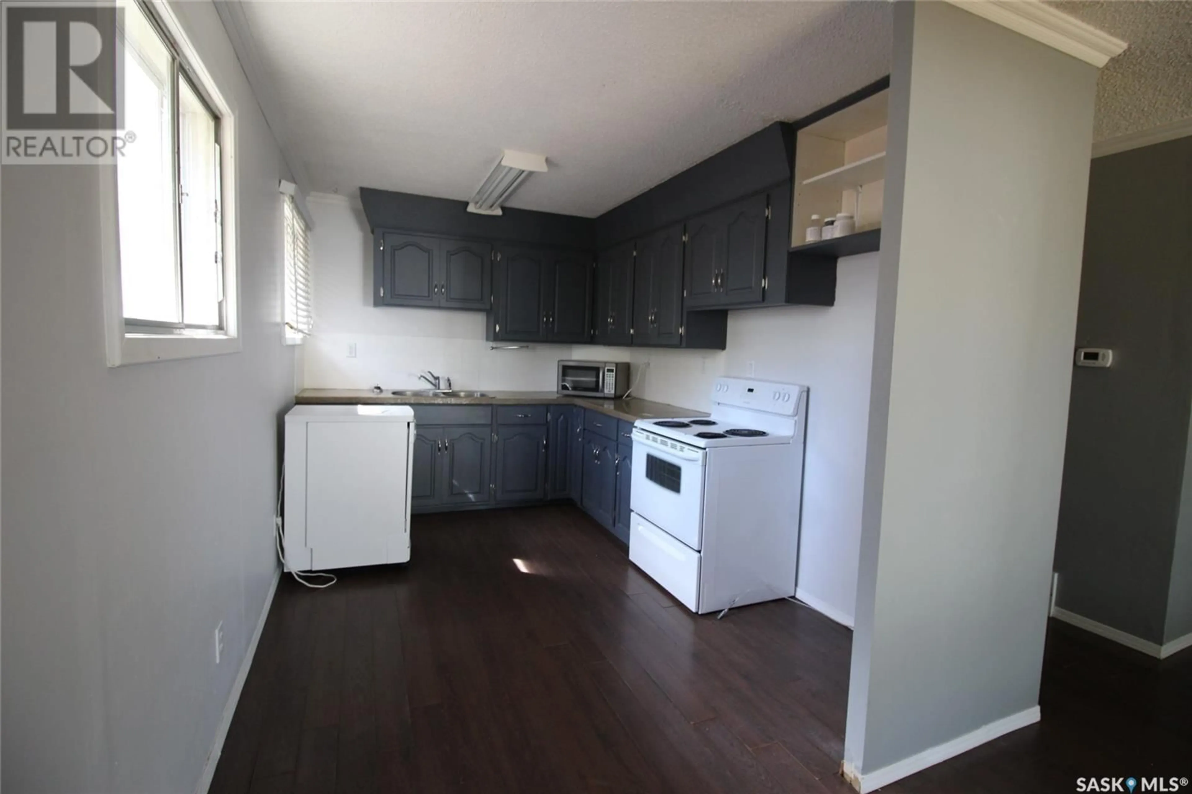 Standard kitchen, wood/laminate floor for 627 1st STREET W, Shaunavon Saskatchewan S0N2M0