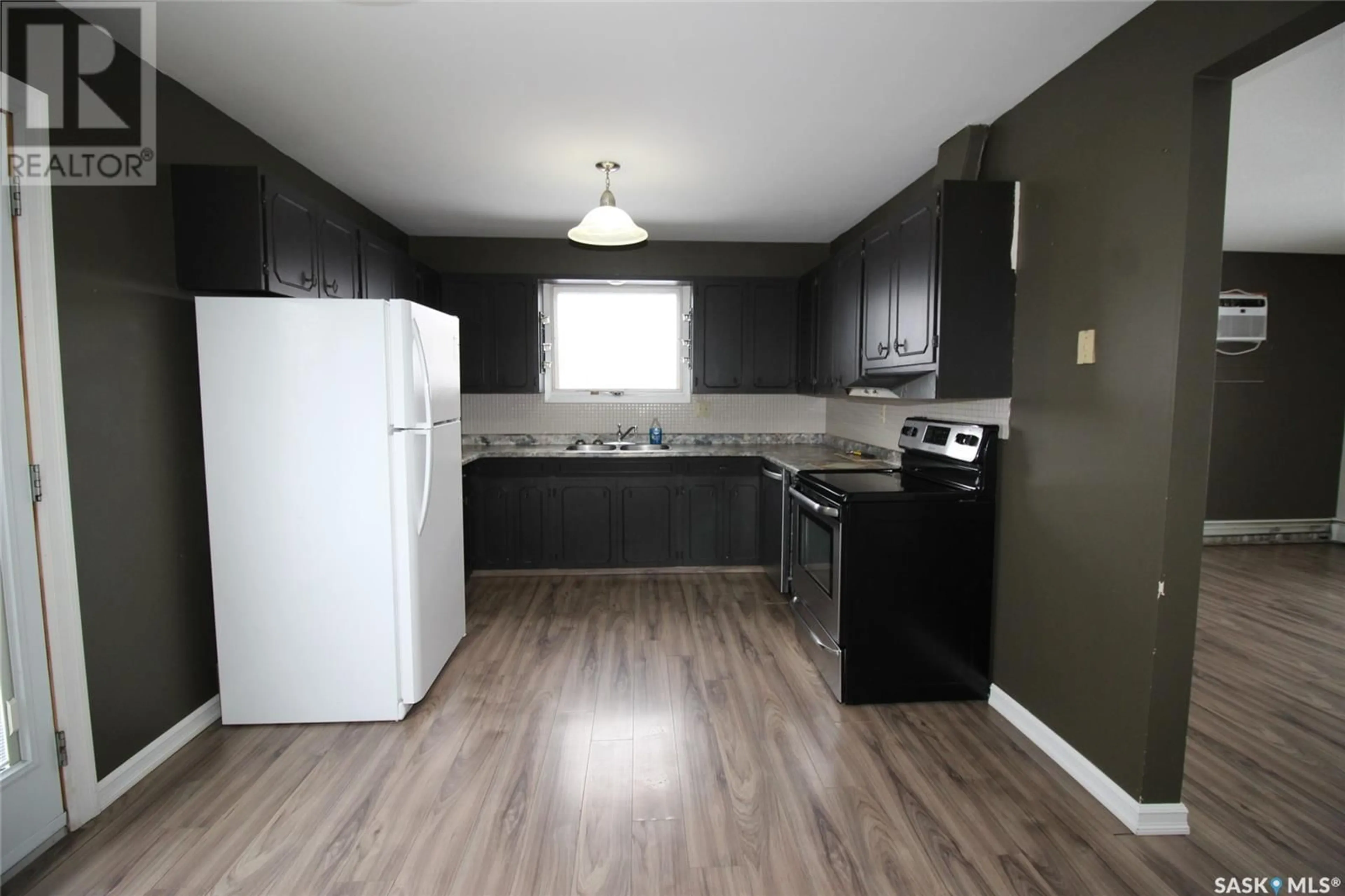 Standard kitchen, wood/laminate floor for 656 4th STREET W, Shaunavon Saskatchewan S0N2M0