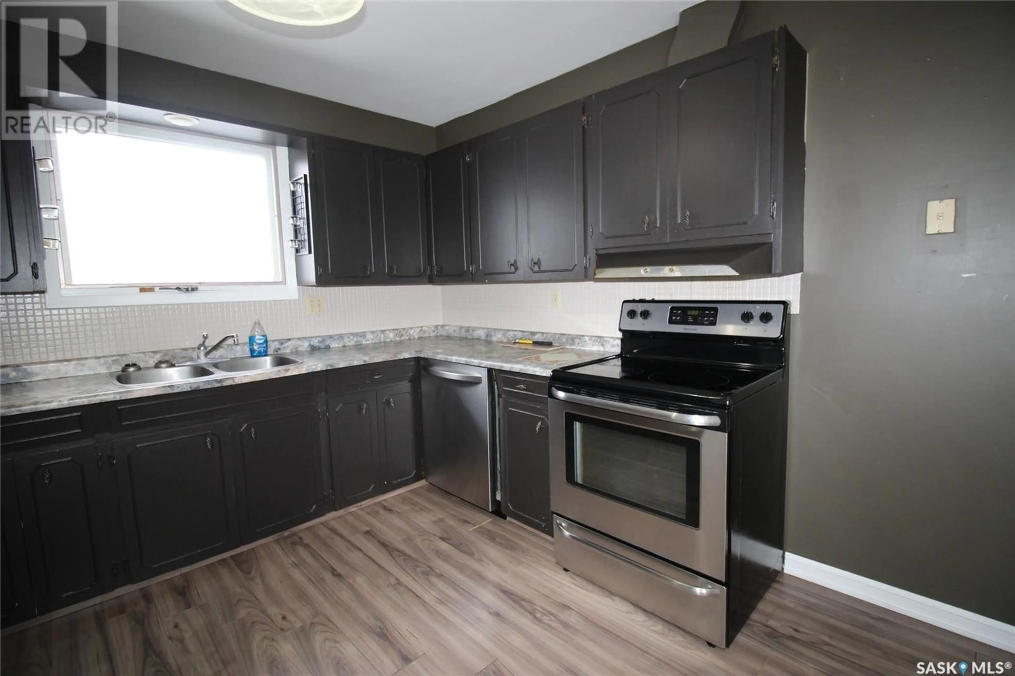 Standard kitchen, wood/laminate floor for 656 4th STREET W, Shaunavon Saskatchewan S0N2M0