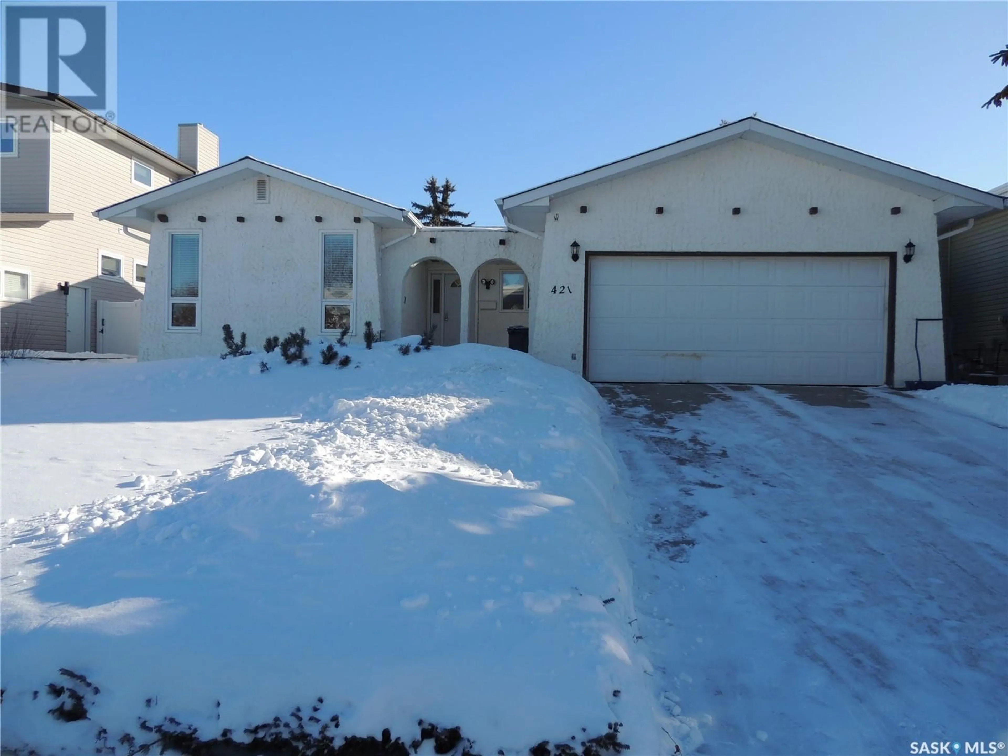 A pic from outside/outdoor area/front of a property/back of a property/a pic from drone, street for 421 Maple BAY, Estevan Saskatchewan S4A2E6