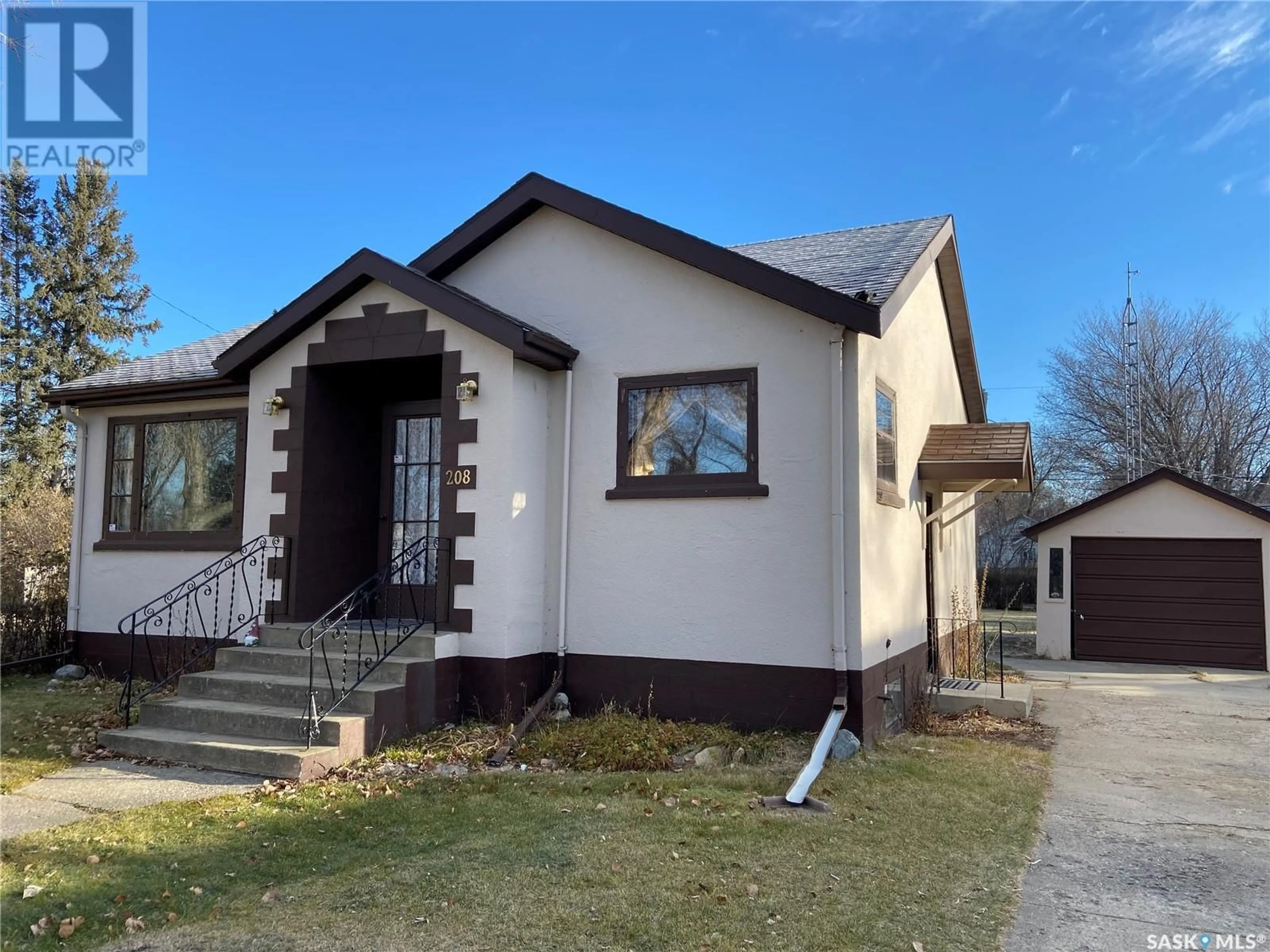 Home with vinyl exterior material, street for 208 Third AVENUE N, Kamsack Saskatchewan S0A1S0