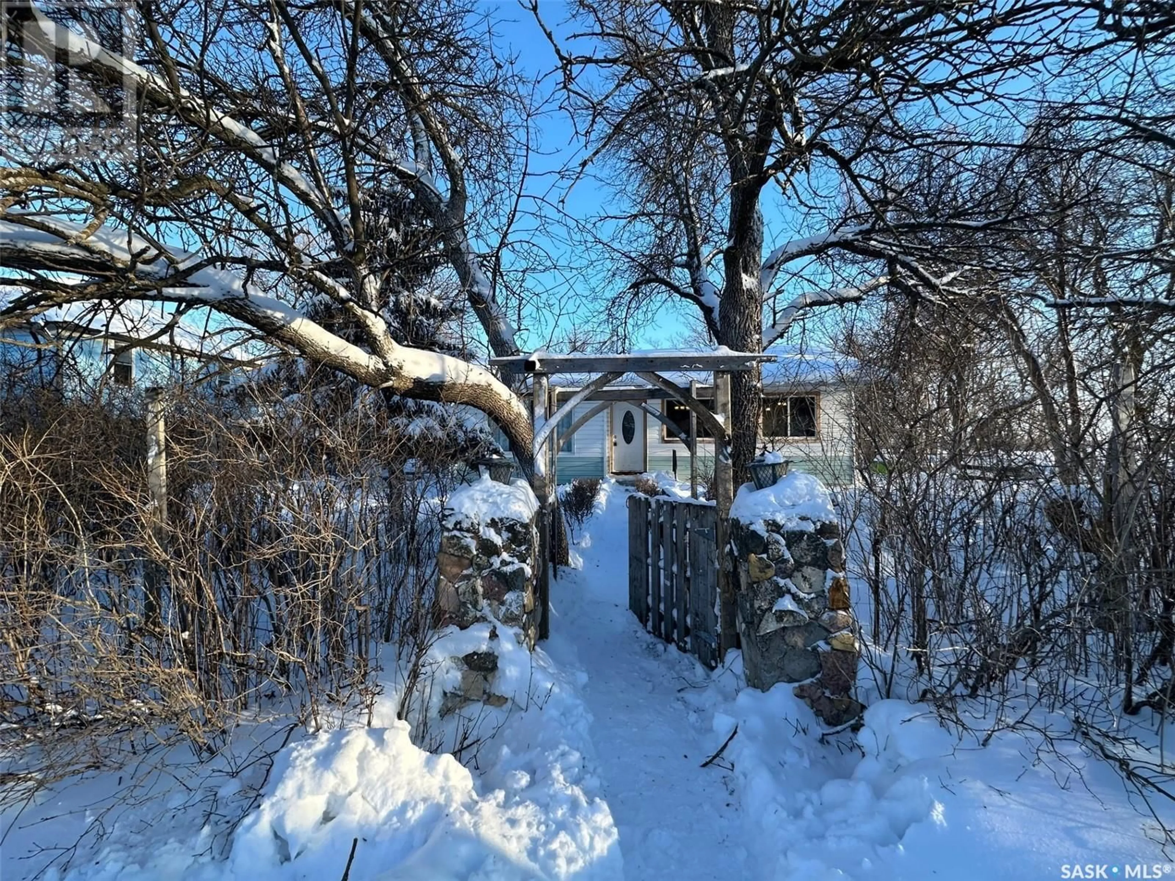 A pic from outside/outdoor area/front of a property/back of a property/a pic from drone, street for 9 Day STREET, Tyvan Saskatchewan S0G4X0