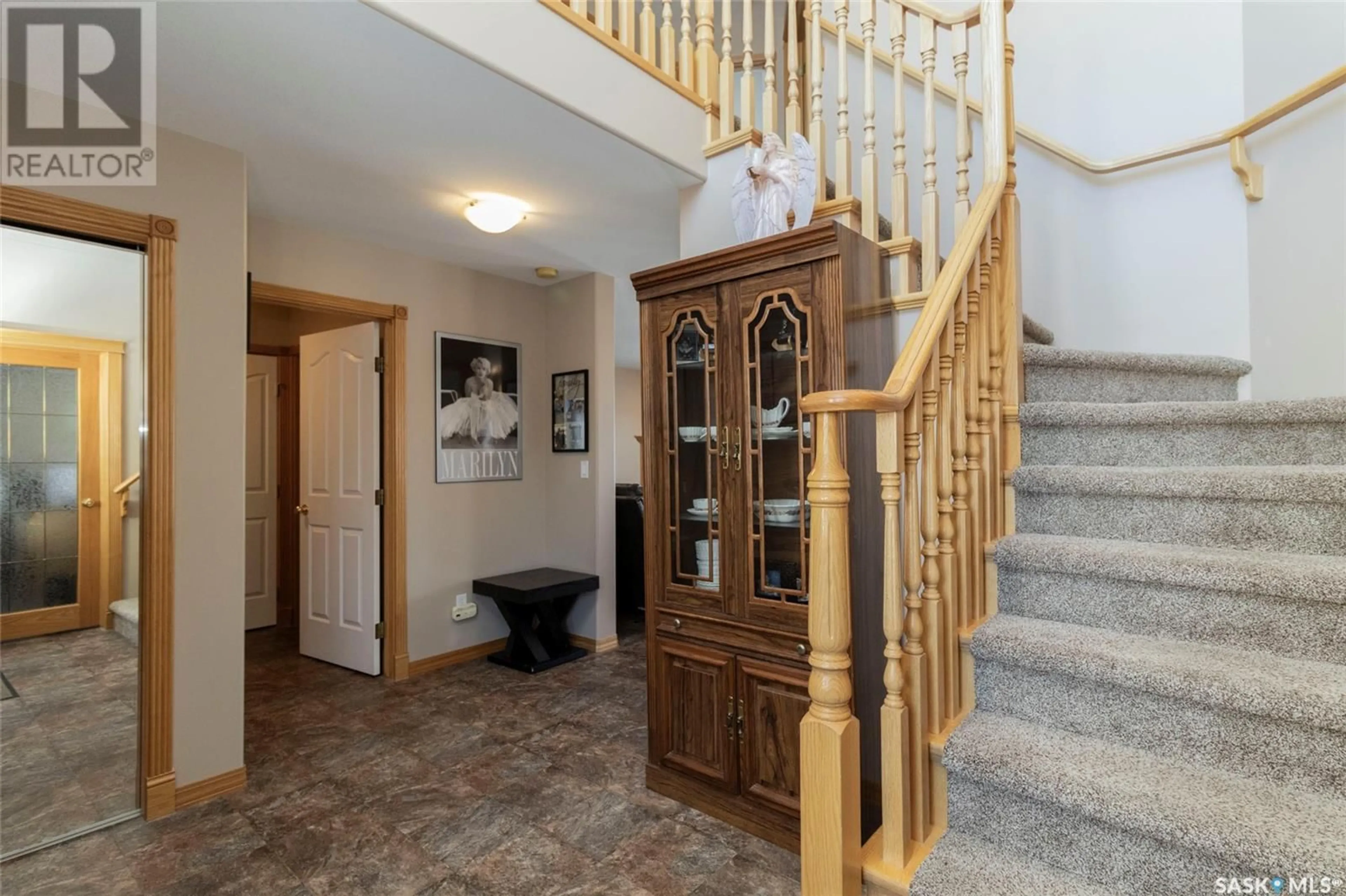 Indoor foyer for 223 Beerling CRESCENT, Saskatoon Saskatchewan S7S1K4