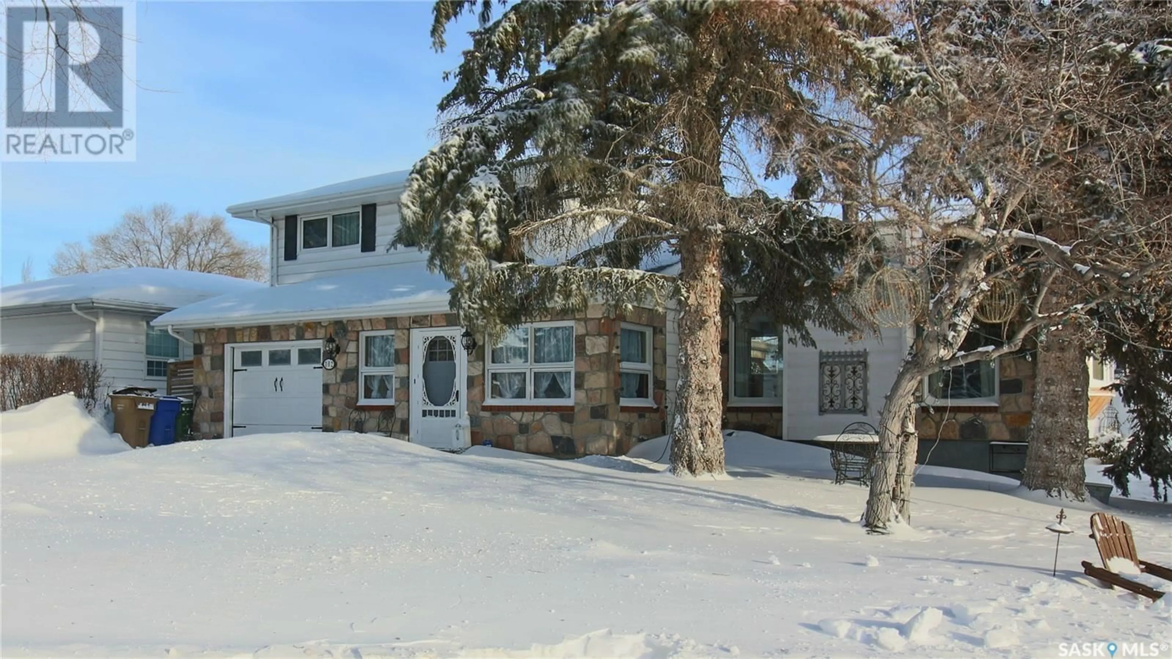 Indoor foyer for 102 Michener DRIVE, Regina Saskatchewan S4V0G7