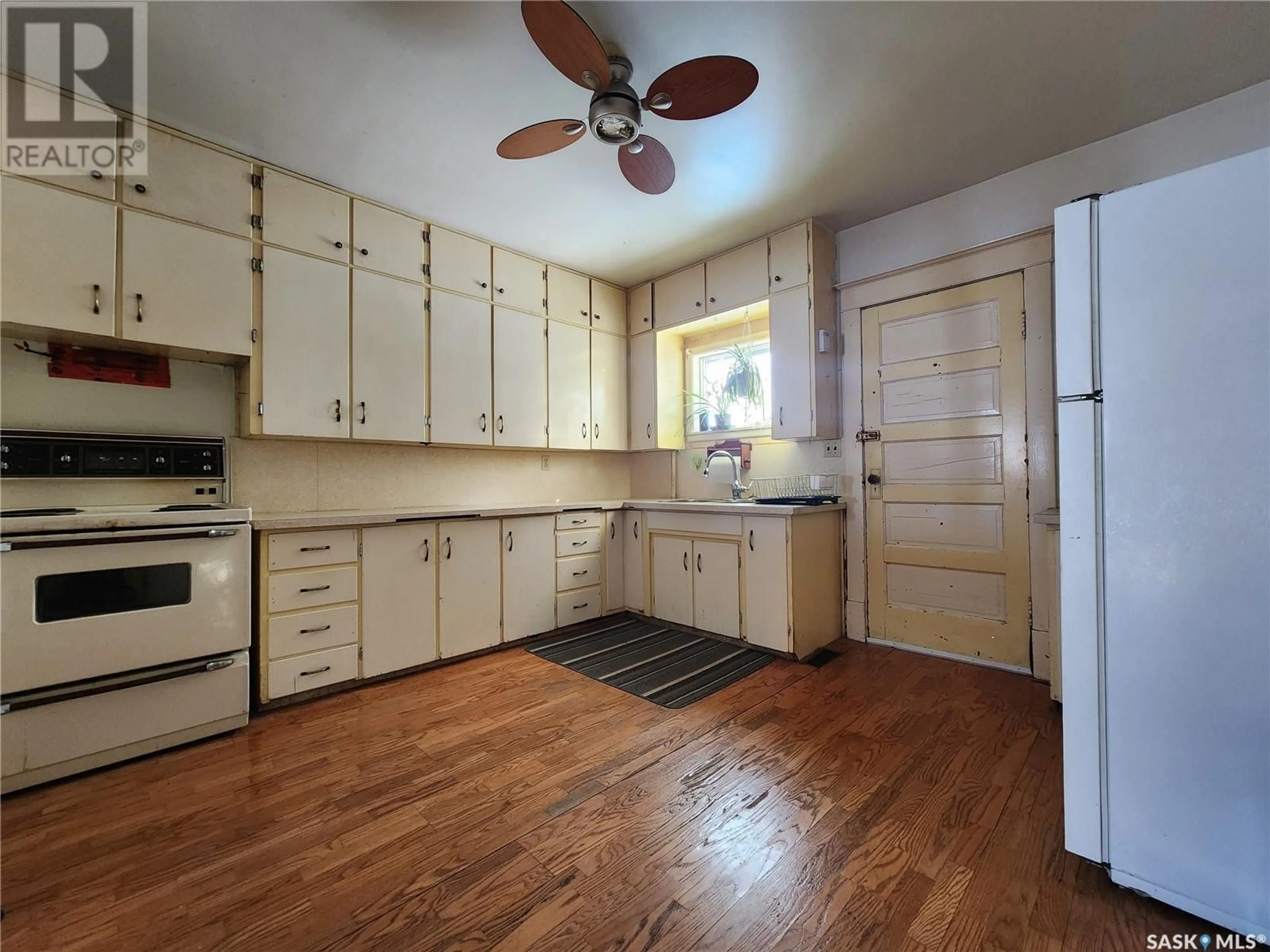 Standard kitchen, unknown for 357 3RD AVENUE, Melville Saskatchewan S0A2P0