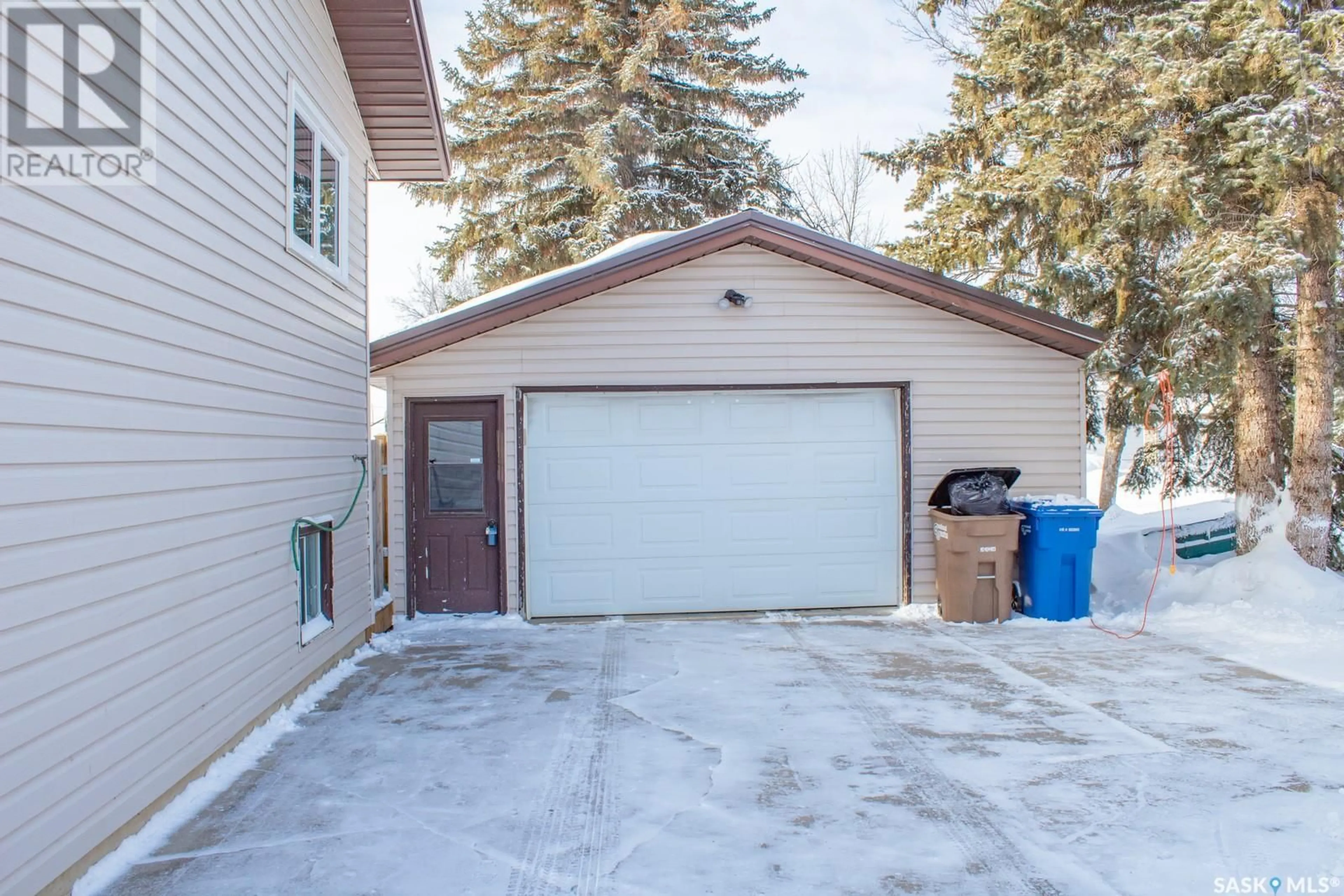 Indoor garage for 123 Kennedy DRIVE, Melfort Saskatchewan S0E1A0