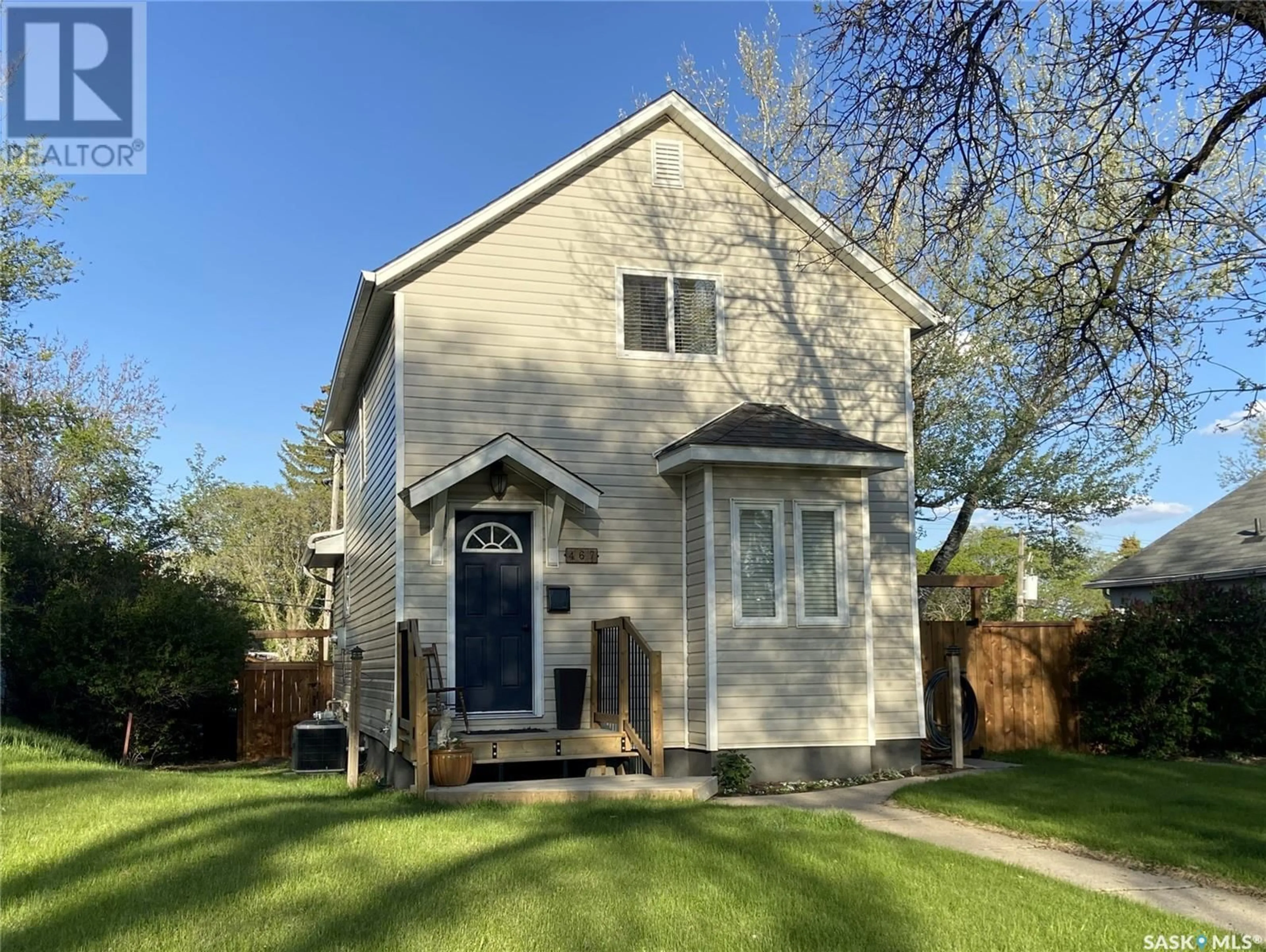 Home with vinyl exterior material, street for 467 1st AVENUE NE, Swift Current Saskatchewan S9H2B5