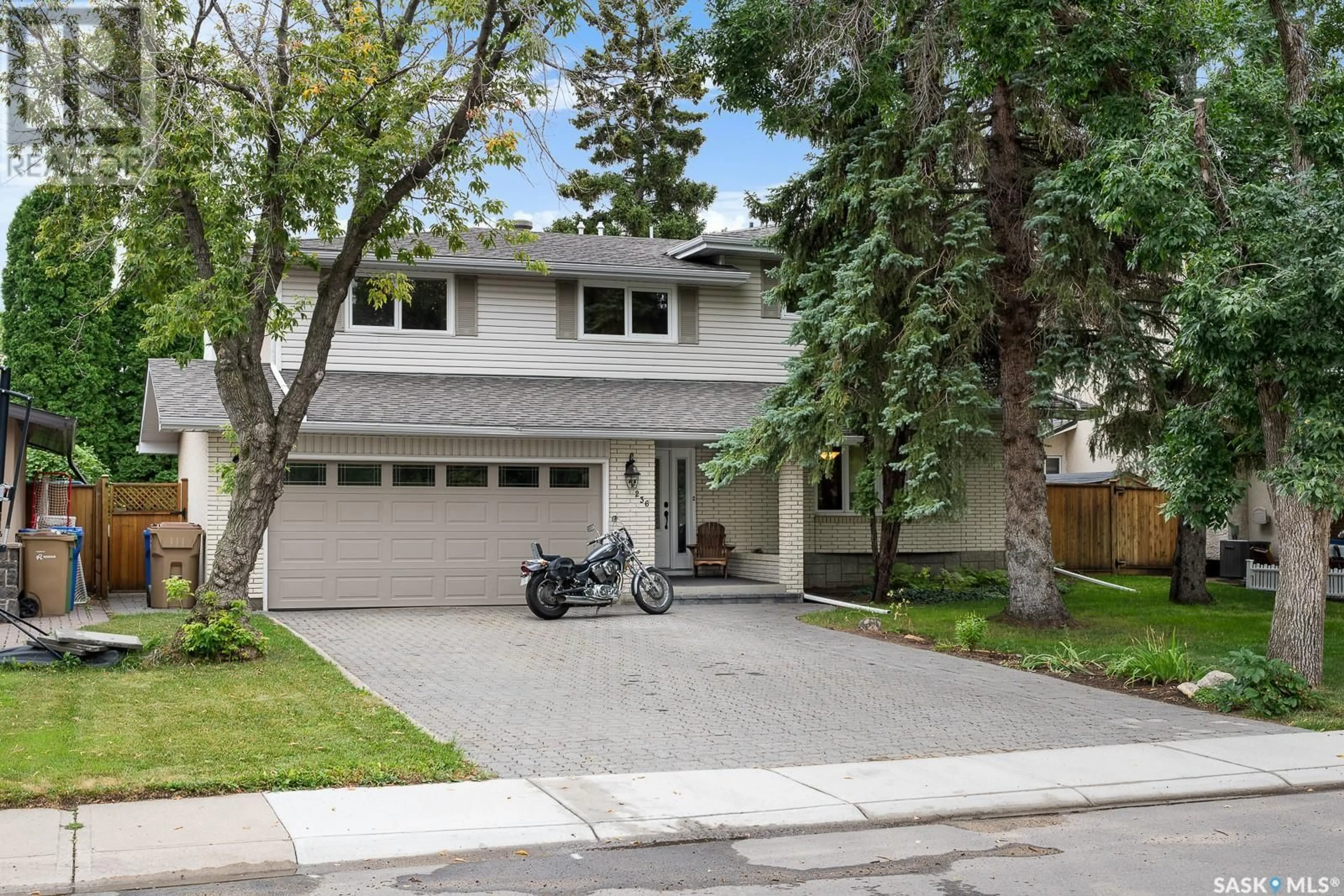 Home with vinyl exterior material, street for 236 Lockwood ROAD, Regina Saskatchewan S4S6E2