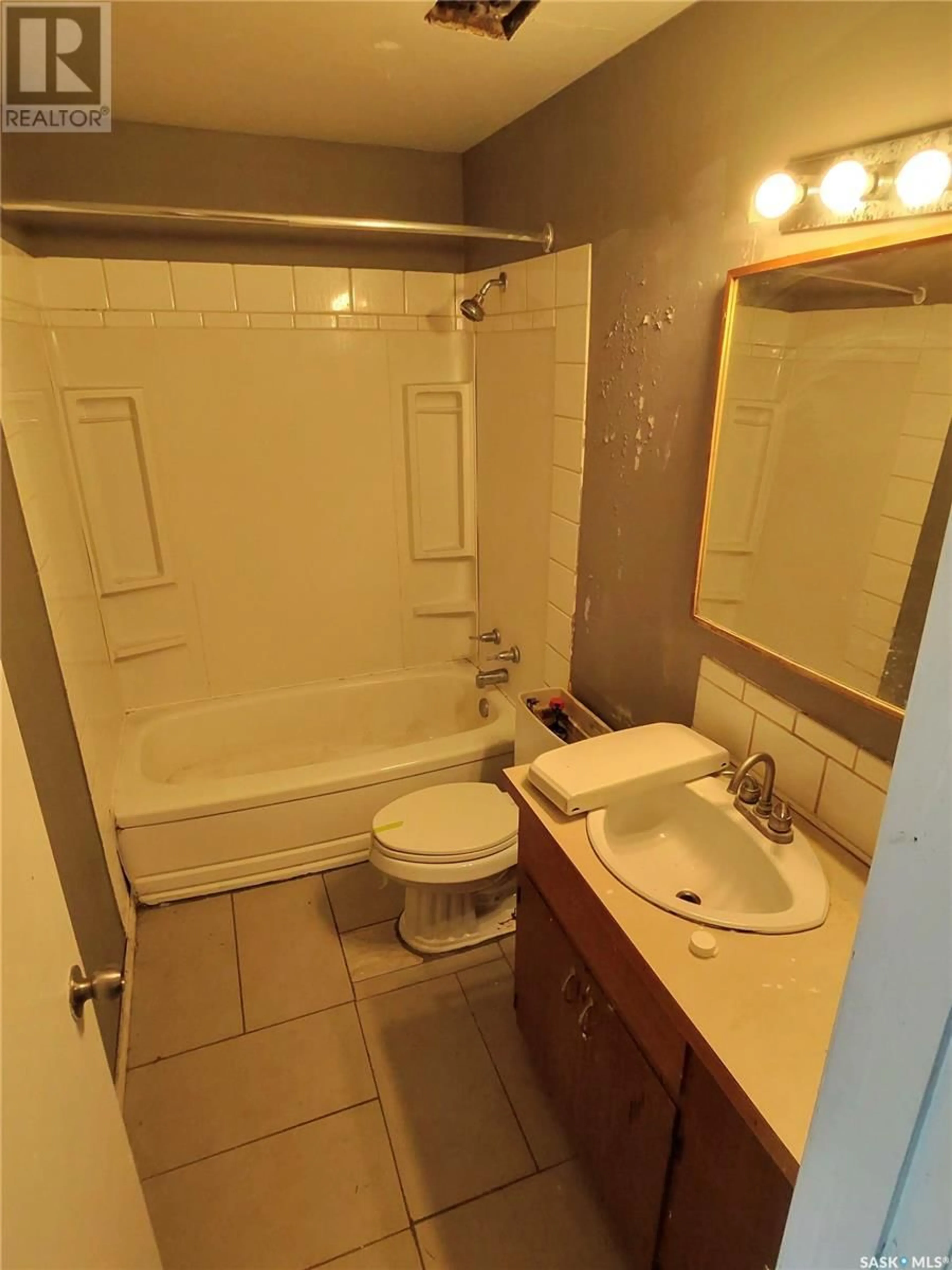 Standard bathroom, ceramic/tile floor for D 4208 Castle ROAD, Regina Saskatchewan S4S4W1