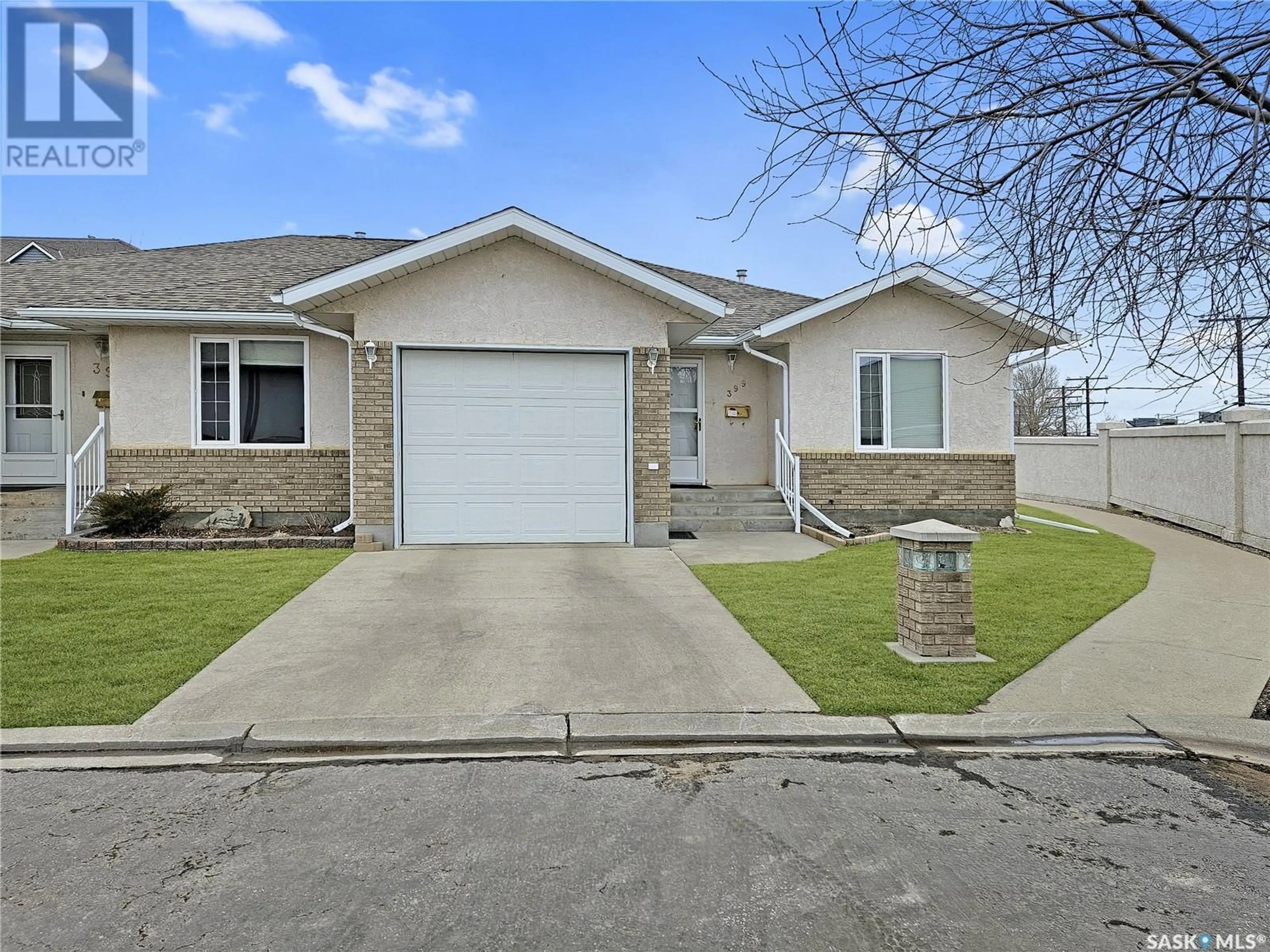 Home with vinyl exterior material, street for 399 165 Robert STREET W, Swift Current Saskatchewan S9H5E7