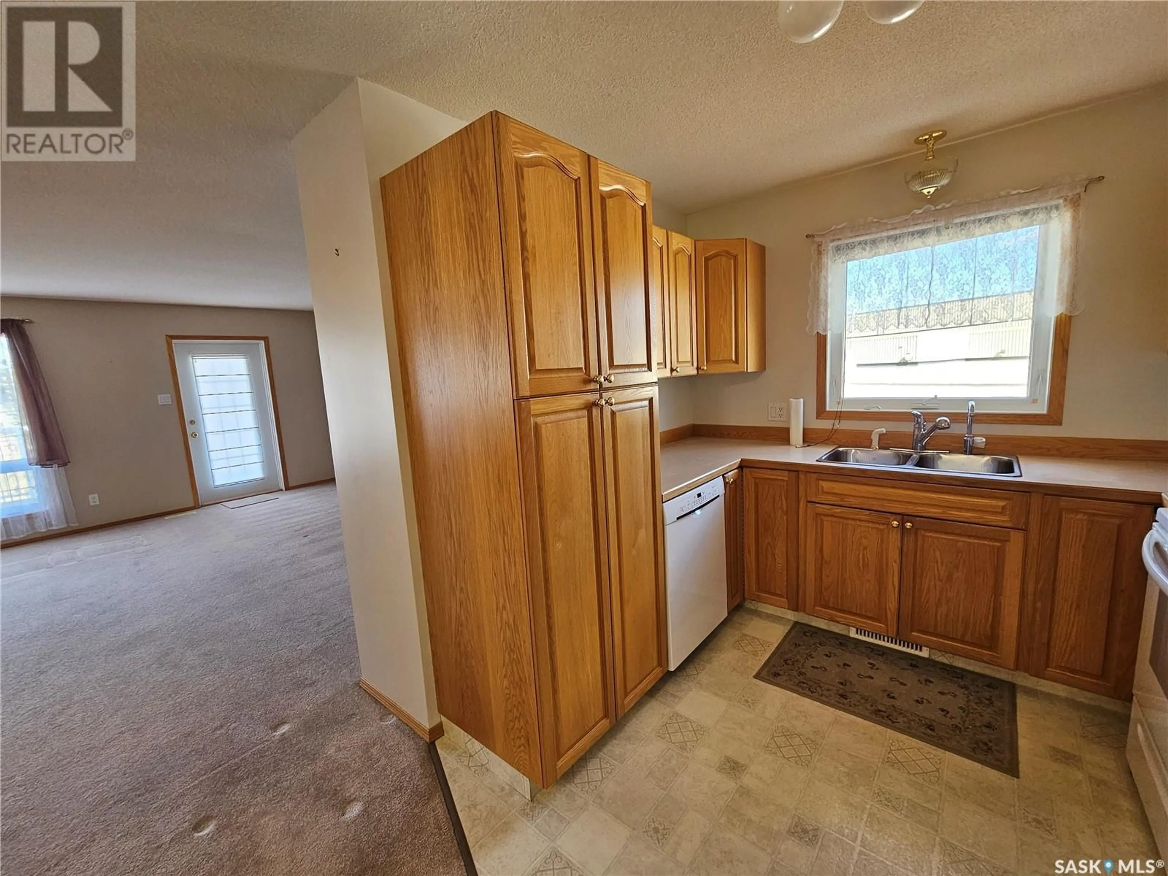 Standard kitchen, unknown for 399 165 Robert STREET W, Swift Current Saskatchewan S9H5E7