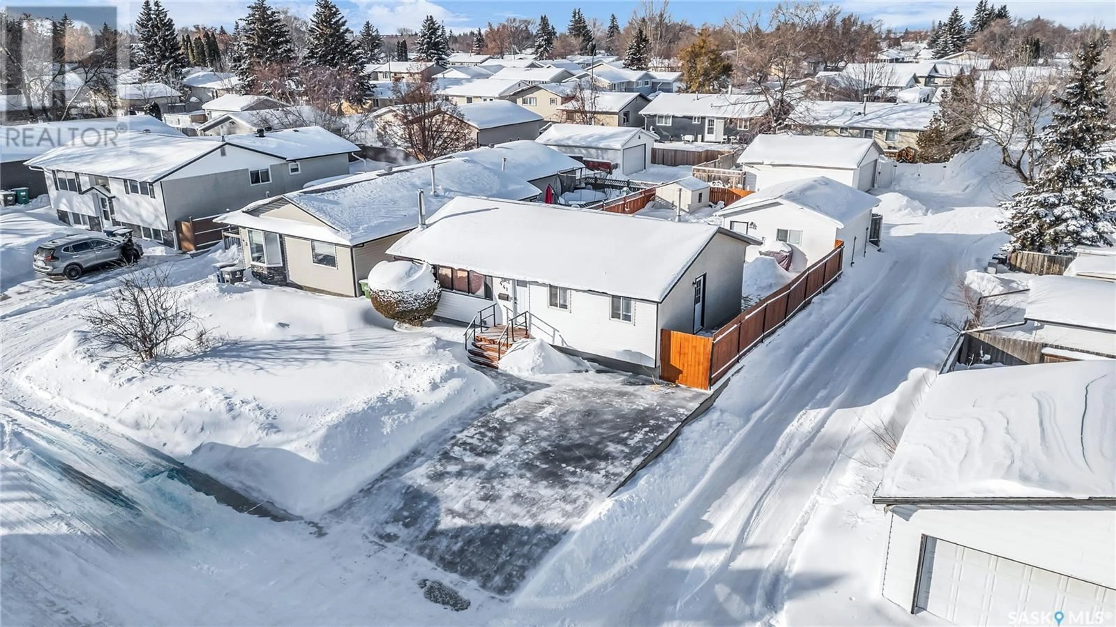 A pic from outside/outdoor area/front of a property/back of a property/a pic from drone, street for 441 Lloyd CRESCENT, Saskatoon Saskatchewan S7L5B6