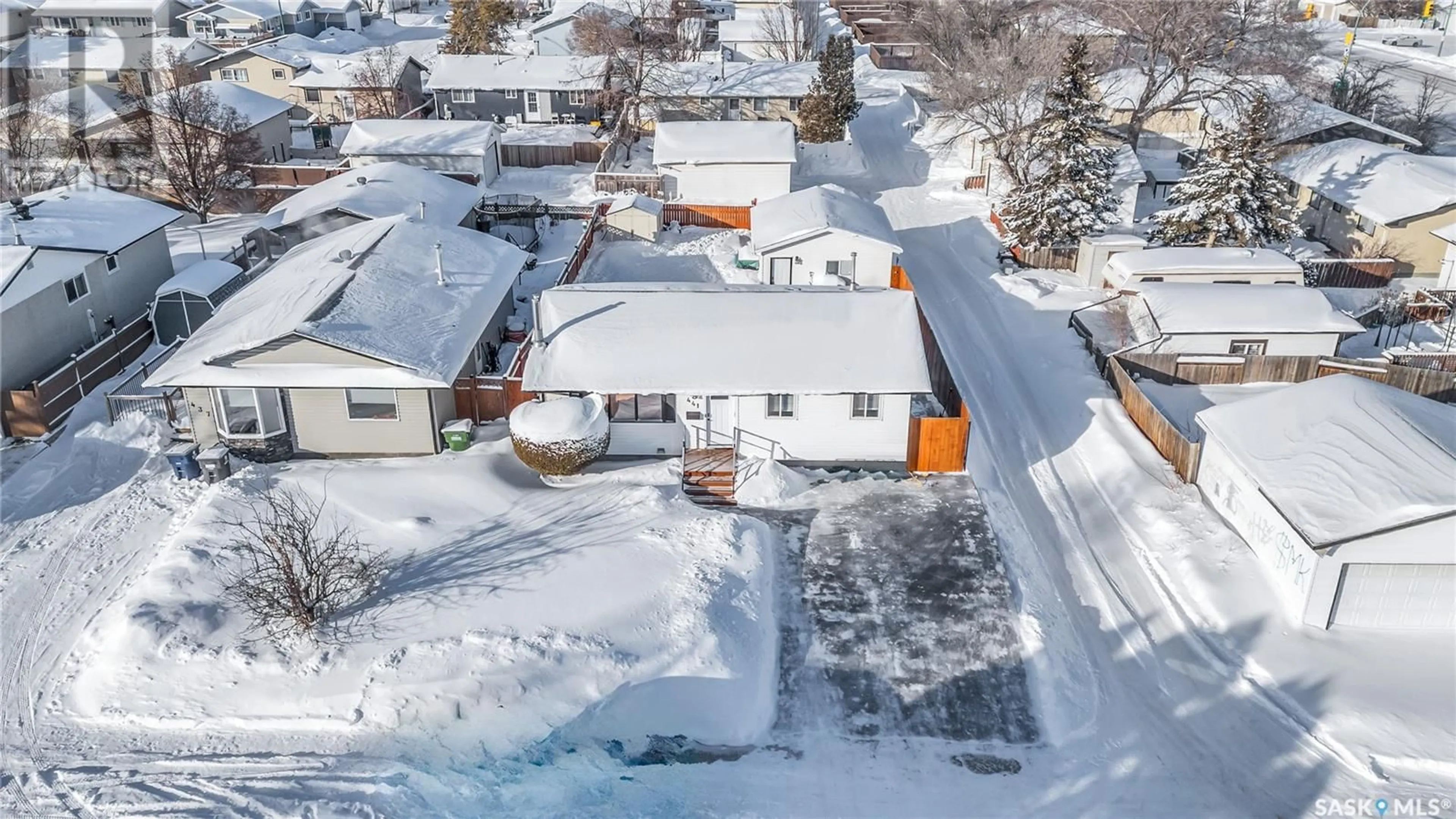 A pic from outside/outdoor area/front of a property/back of a property/a pic from drone, street for 441 Lloyd CRESCENT, Saskatoon Saskatchewan S7L5B6