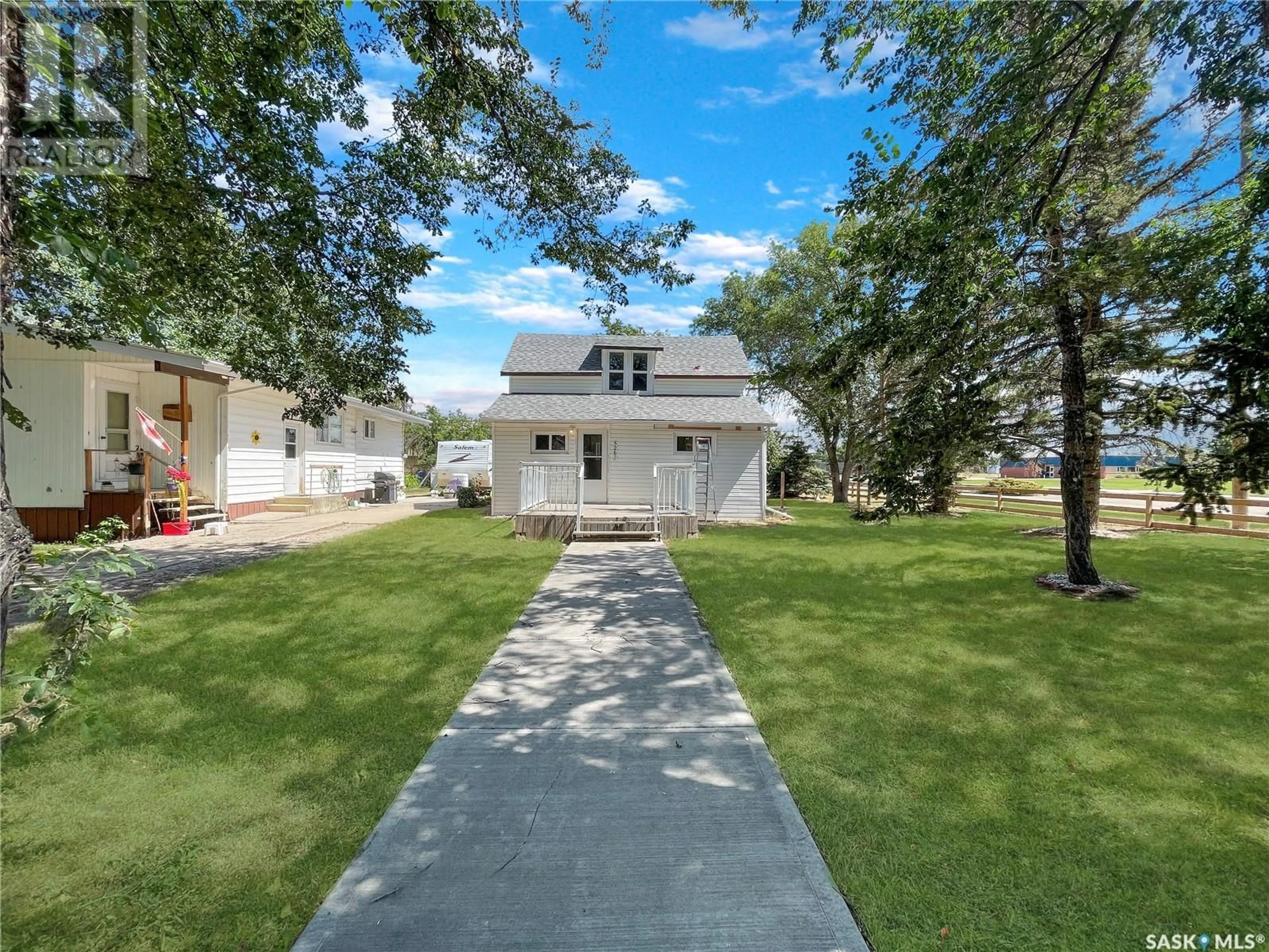 A pic from outside/outdoor area/front of a property/back of a property/a pic from drone, street for 5261 Kings AVENUE, Gull Lake Saskatchewan S0N1A0