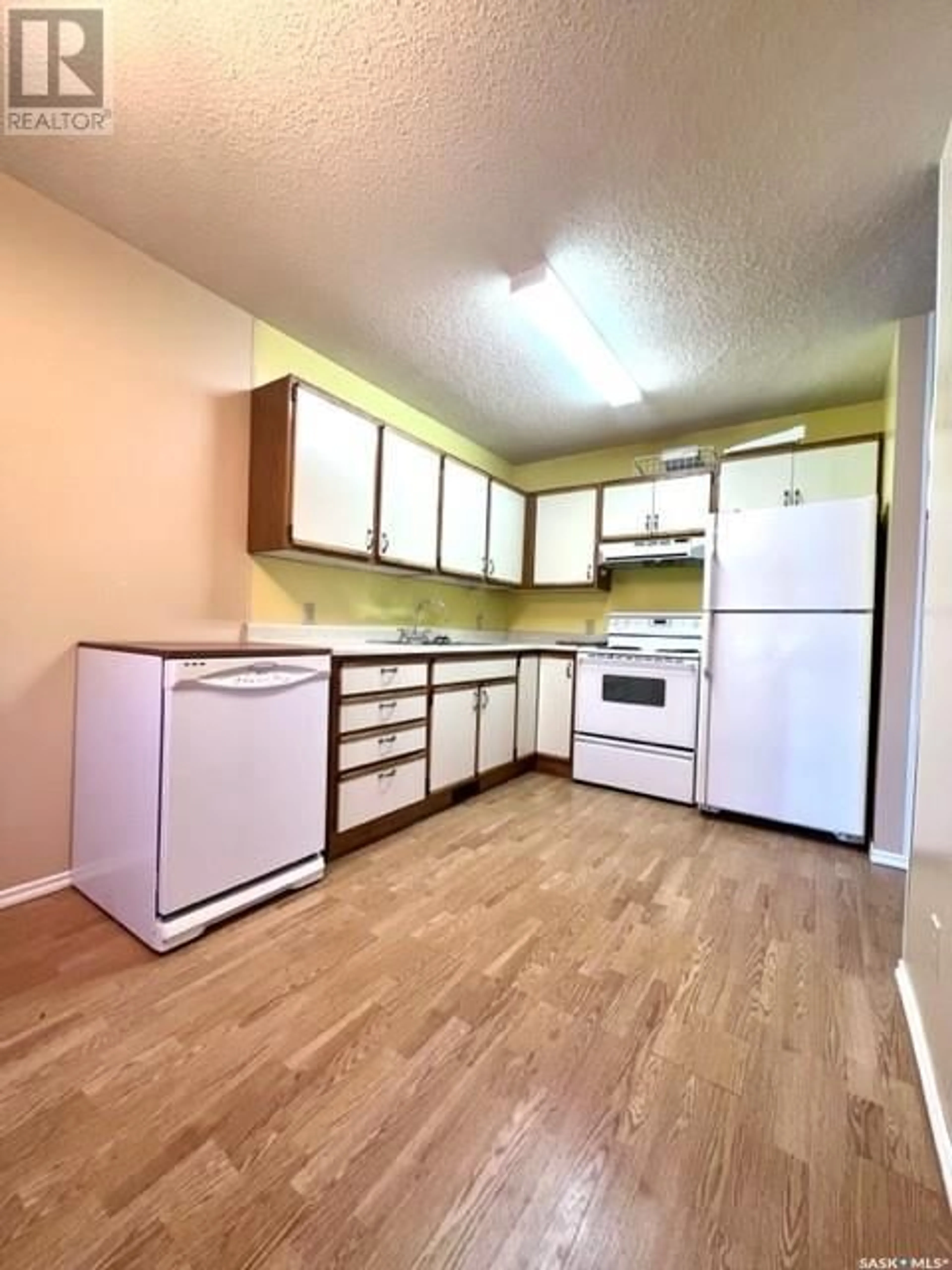 Standard kitchen, unknown for 3 34 Central AVENUE S, Swift Current Saskatchewan S9H3E6