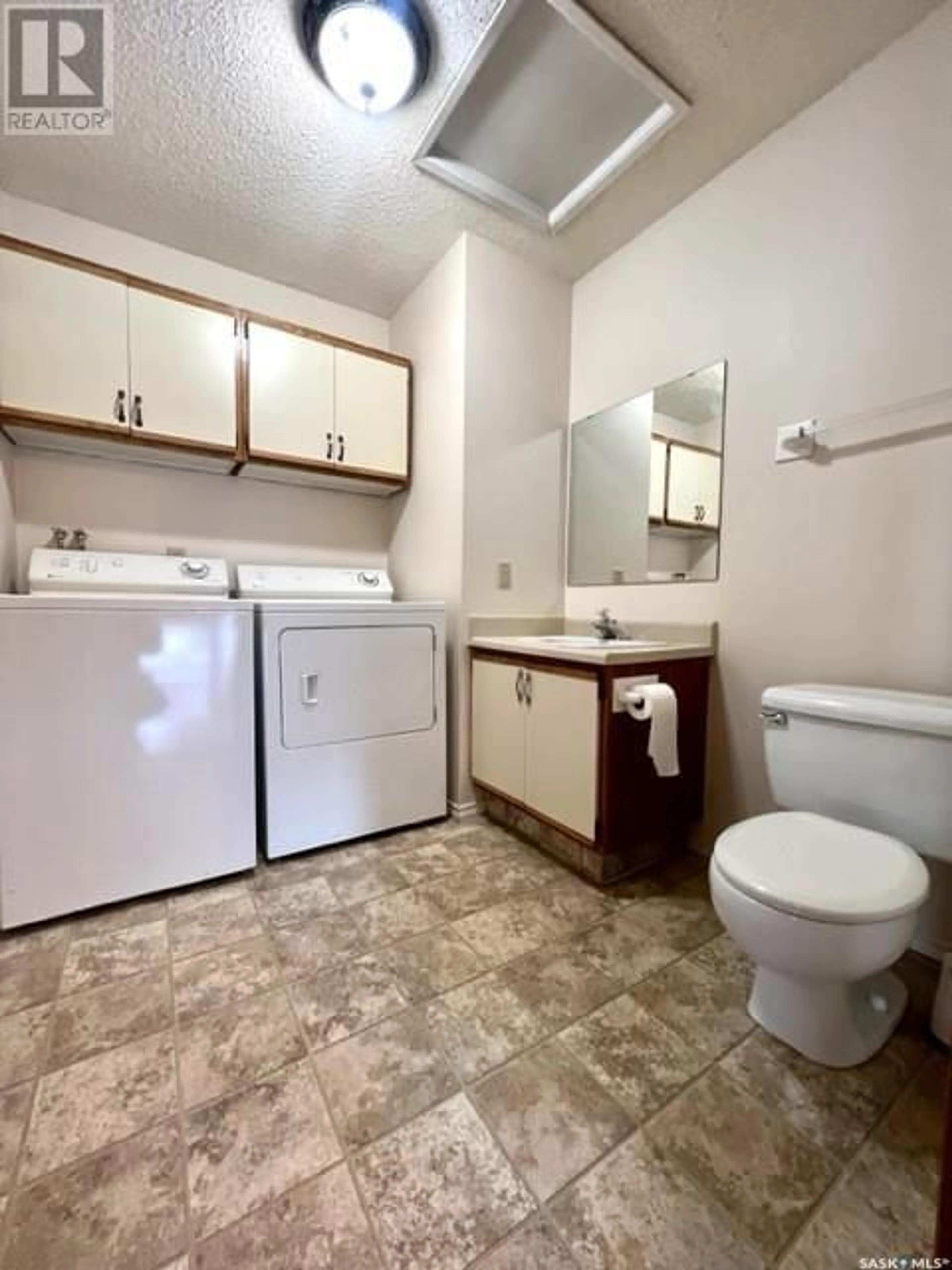 Standard bathroom, unknown for 3 34 Central AVENUE S, Swift Current Saskatchewan S9H3E6