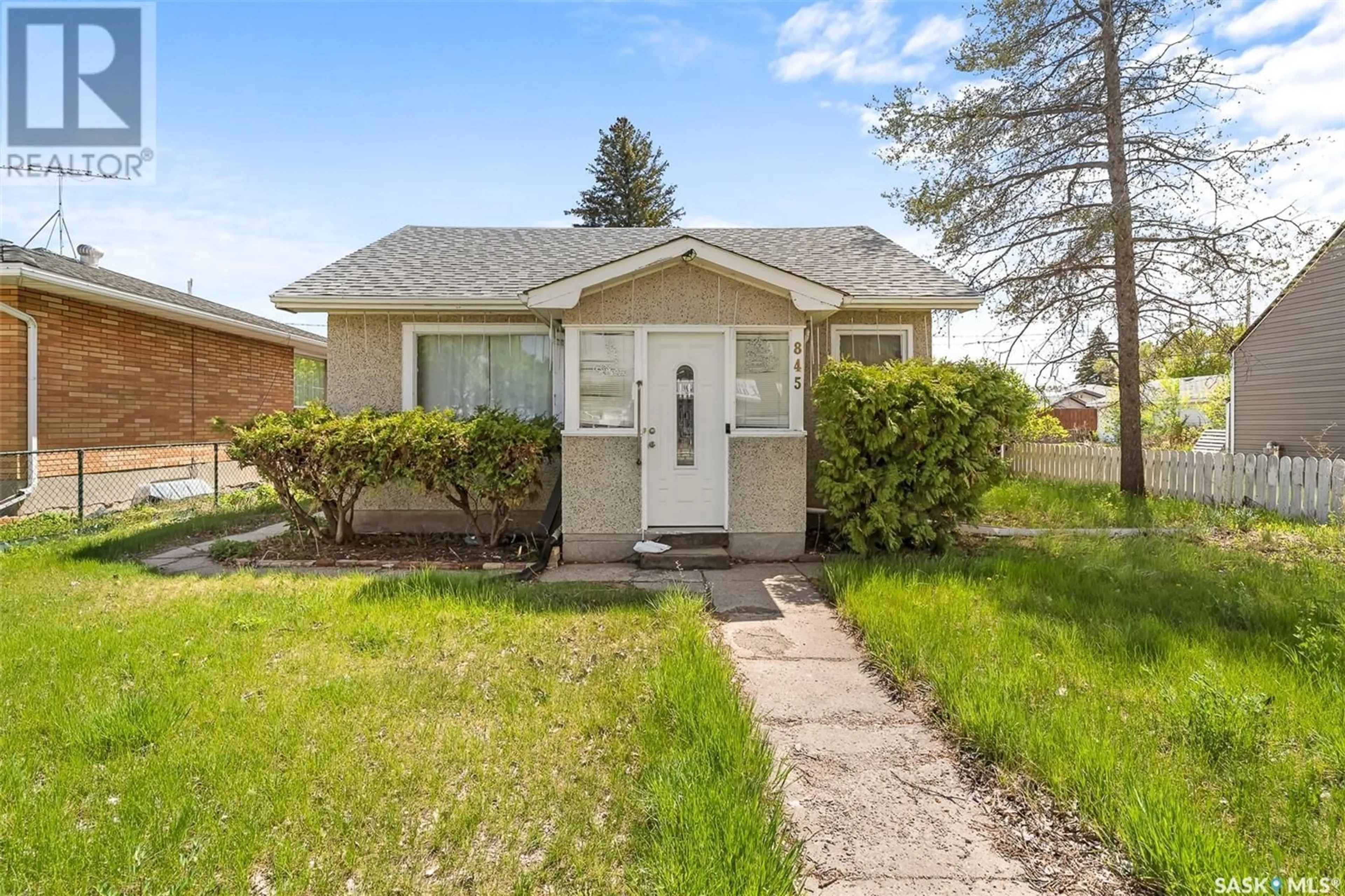 Home with vinyl exterior material, street for 845 ATHABASCA STREET E, Moose Jaw Saskatchewan S6H0M6