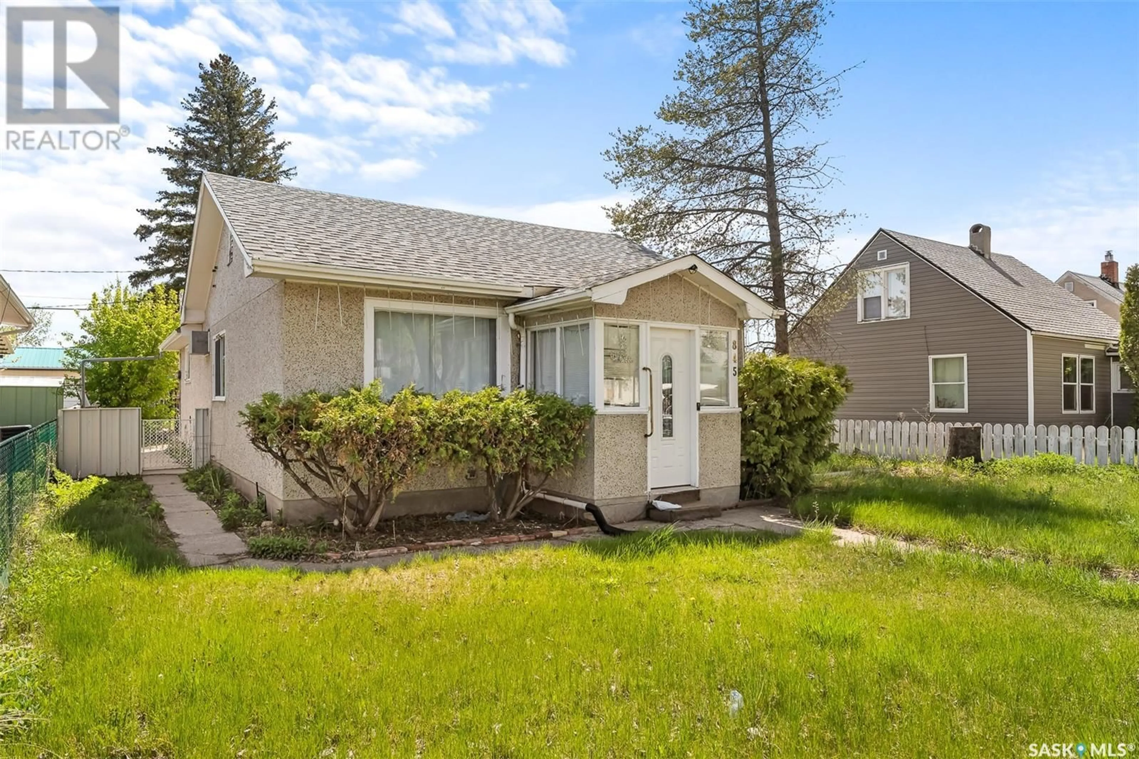 Home with vinyl exterior material, street for 845 ATHABASCA STREET E, Moose Jaw Saskatchewan S6H0M6