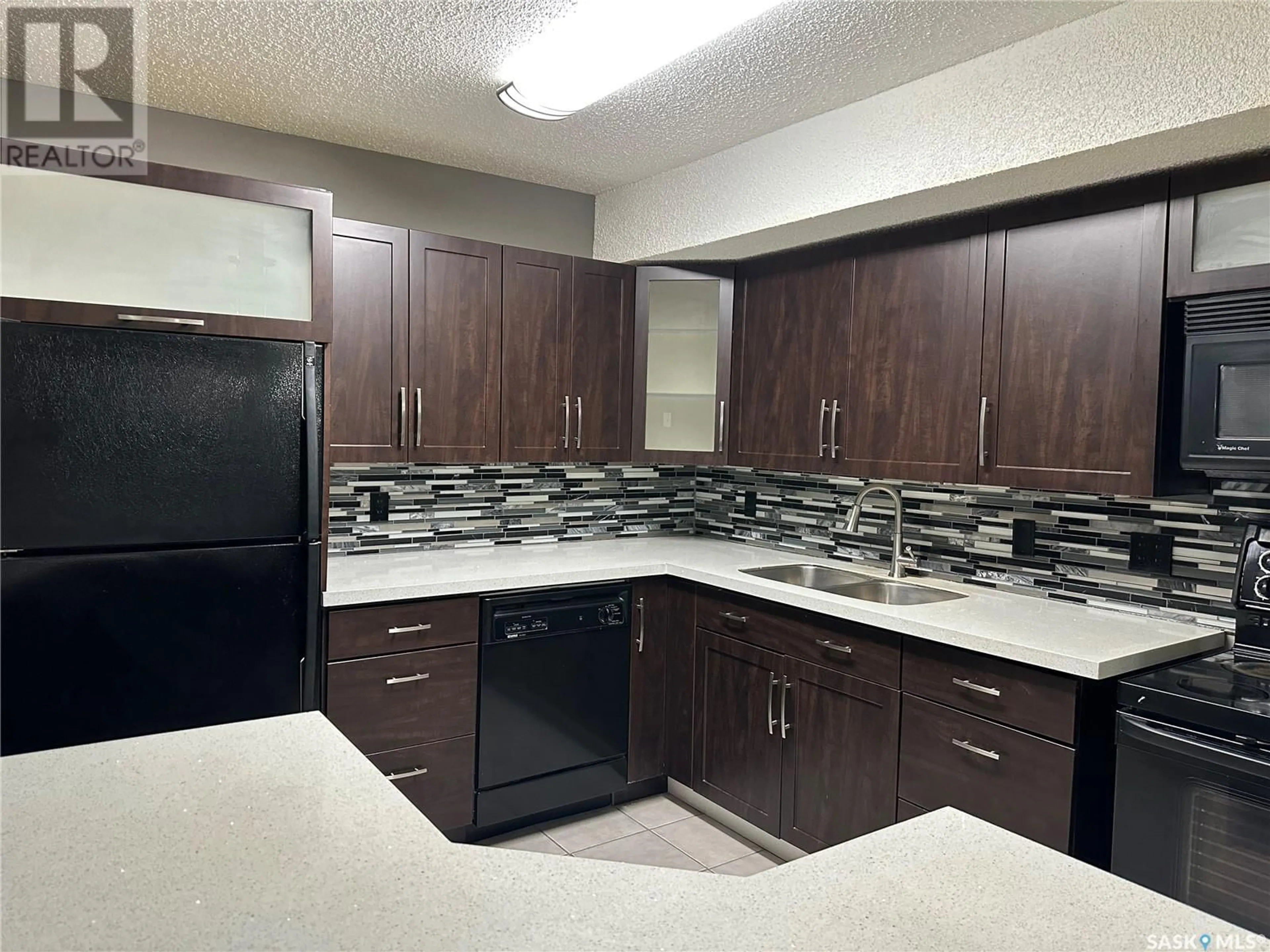 Standard kitchen, unknown for 204 225 Kingsmere BOULEVARD, Saskatoon Saskatchewan S7J4J6