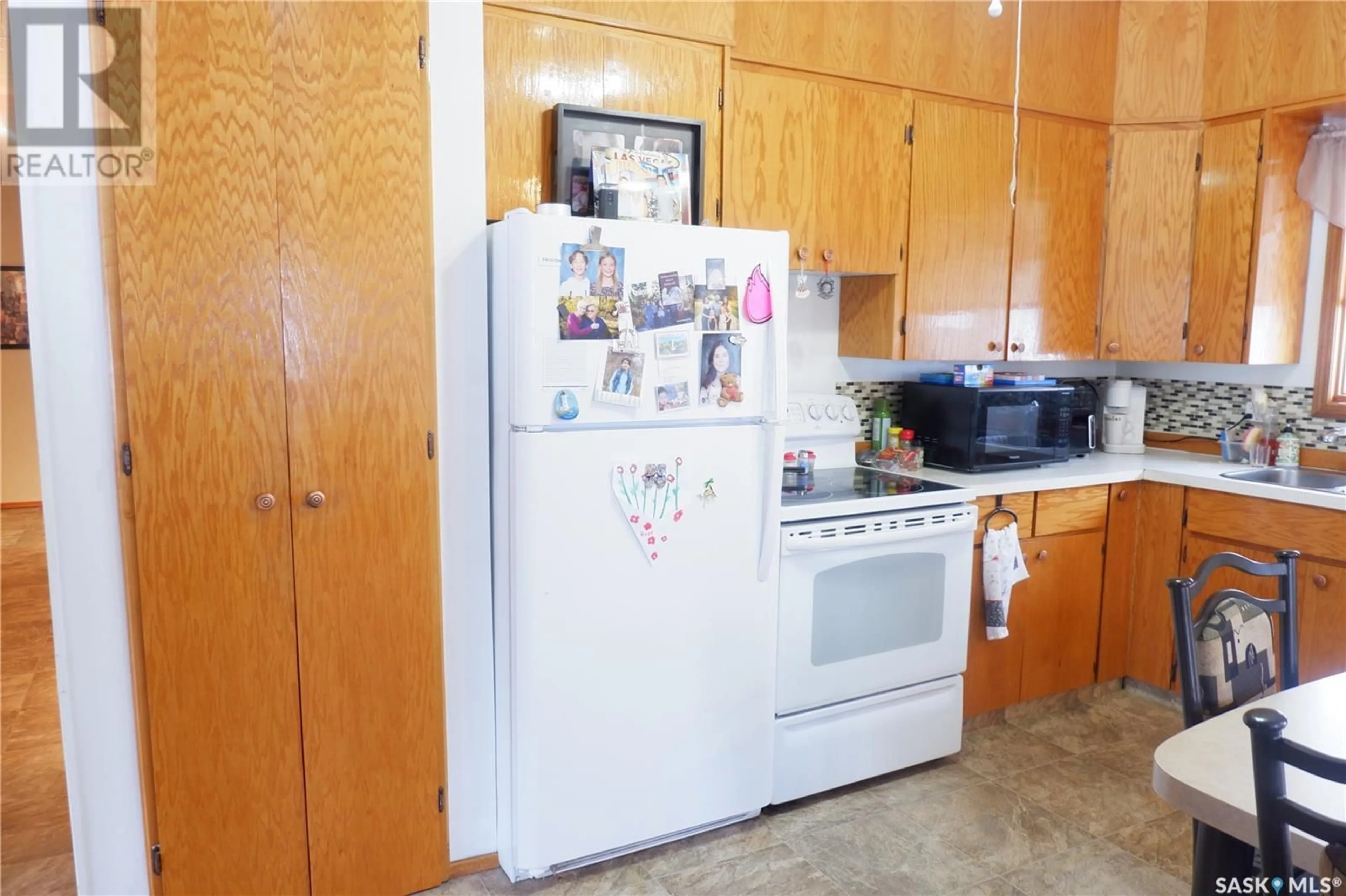 Standard kitchen, unknown for 500 5th AVENUE W, Assiniboia Saskatchewan S0H0B0