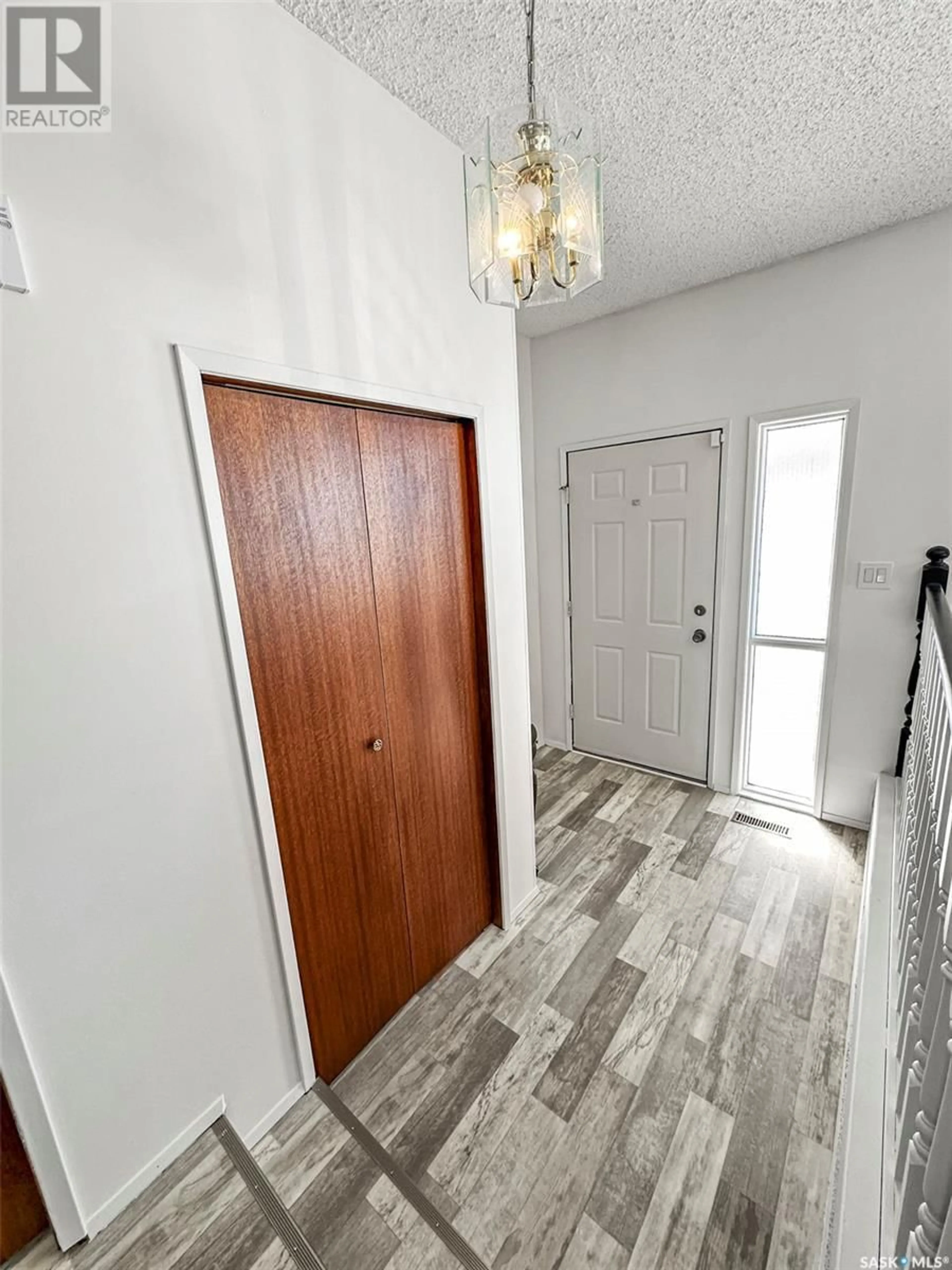 Indoor entryway for 483 Steele CRESCENT, Swift Current Saskatchewan S9H4P8