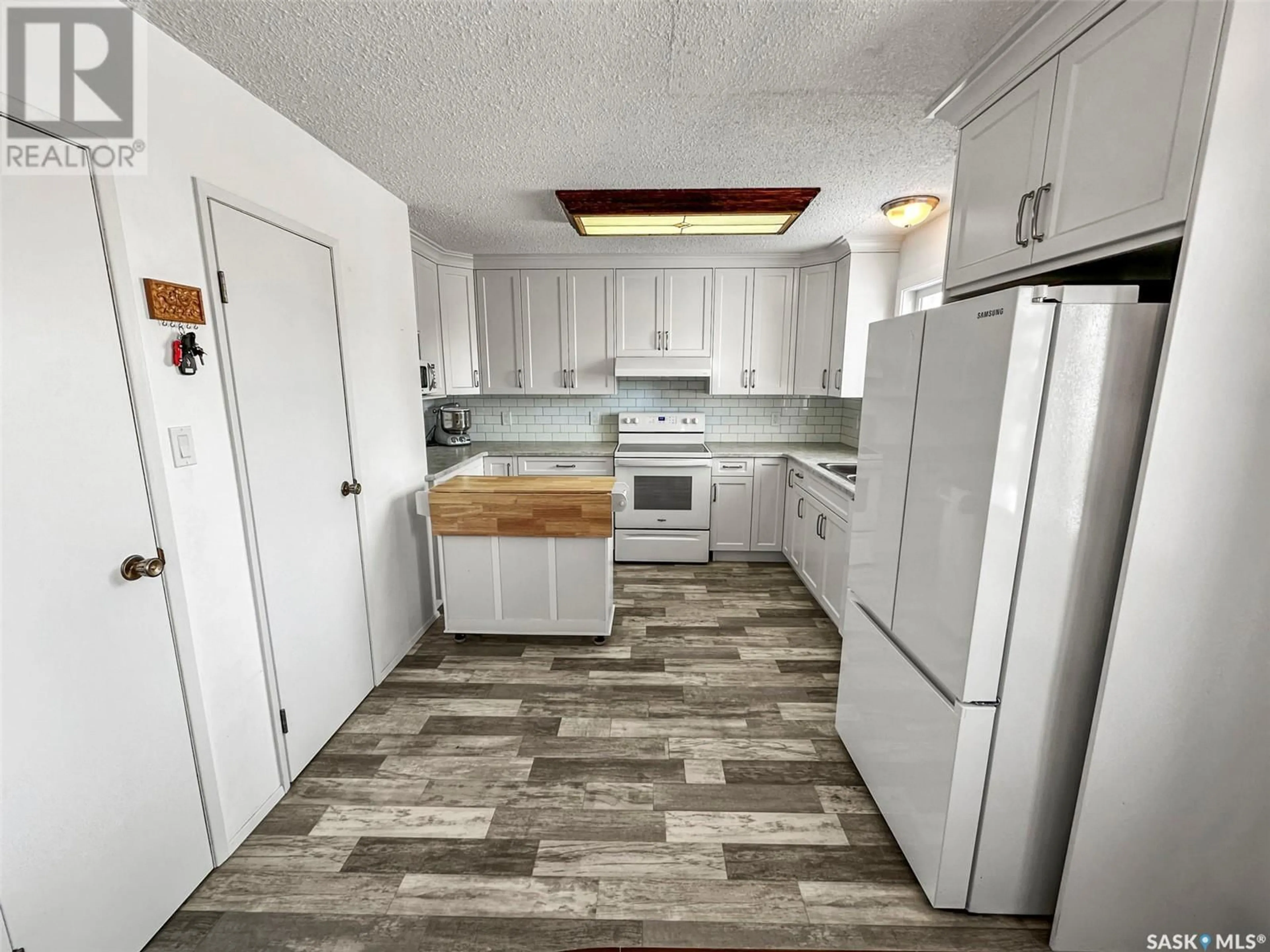 Standard kitchen, unknown for 483 Steele CRESCENT, Swift Current Saskatchewan S9H4P8