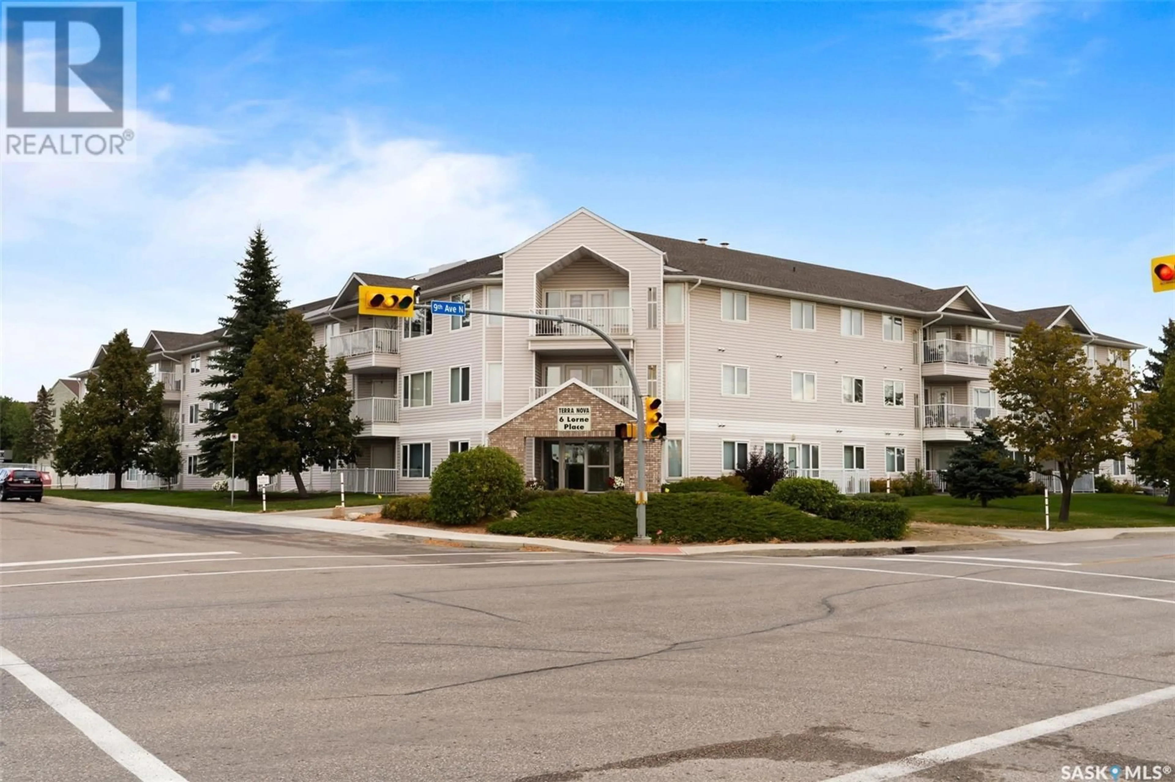 Patio, building for 111 6 Lorne PLACE, Regina Saskatchewan S4R8B3