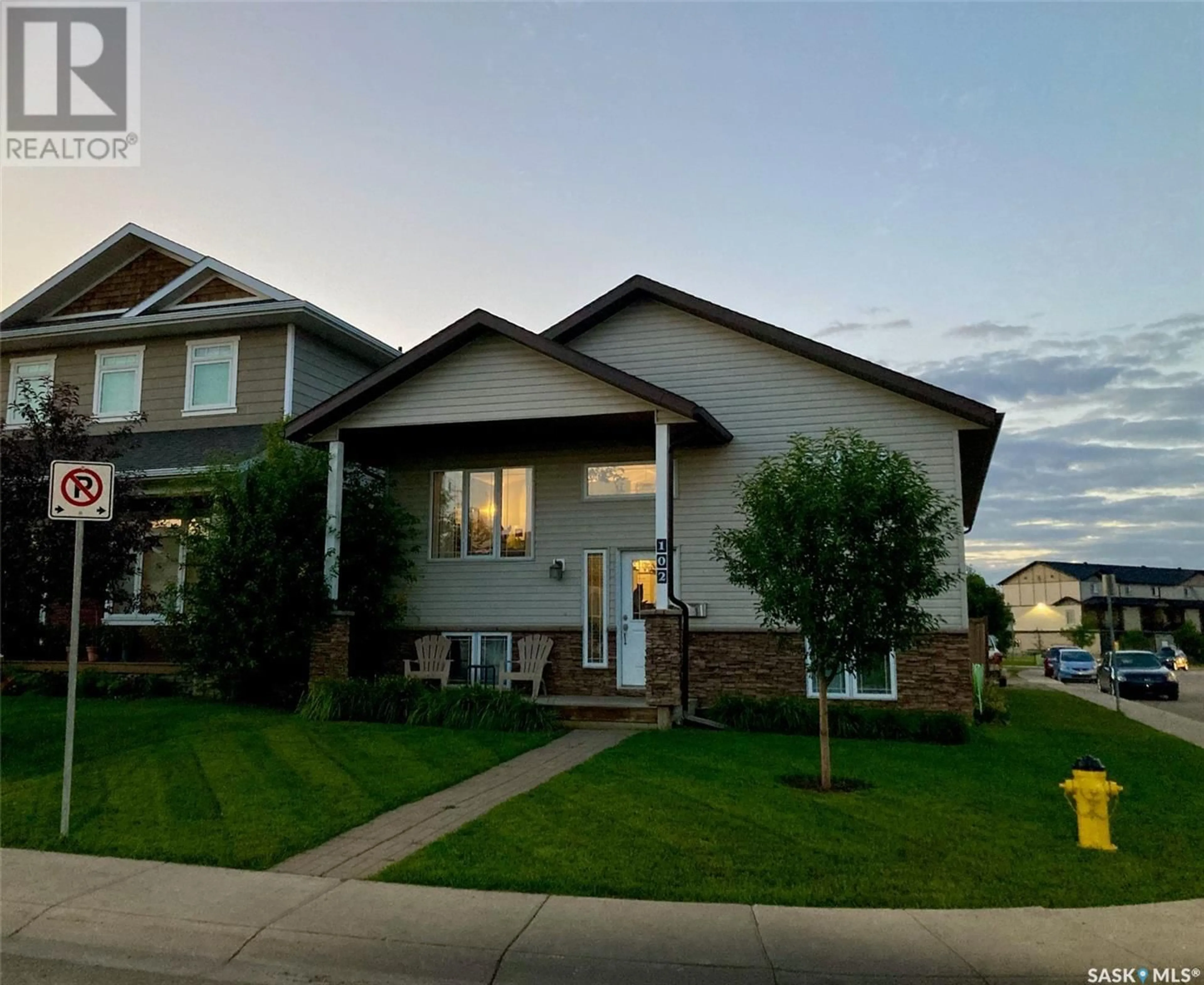 Home with vinyl exterior material, street for 102 West Hampton BOULEVARD, Saskatoon Saskatchewan S7R0B8