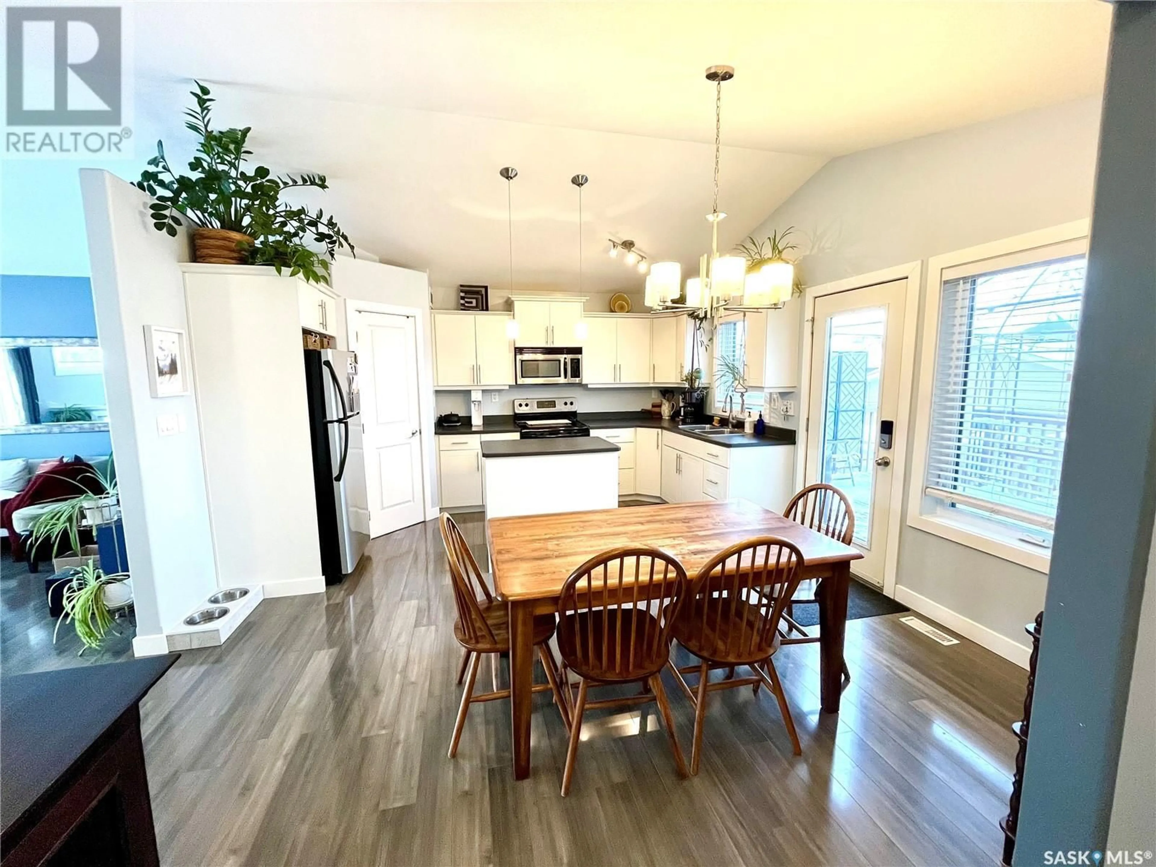 Open concept kitchen, wood/laminate floor for 102 West Hampton BOULEVARD, Saskatoon Saskatchewan S7R0B8