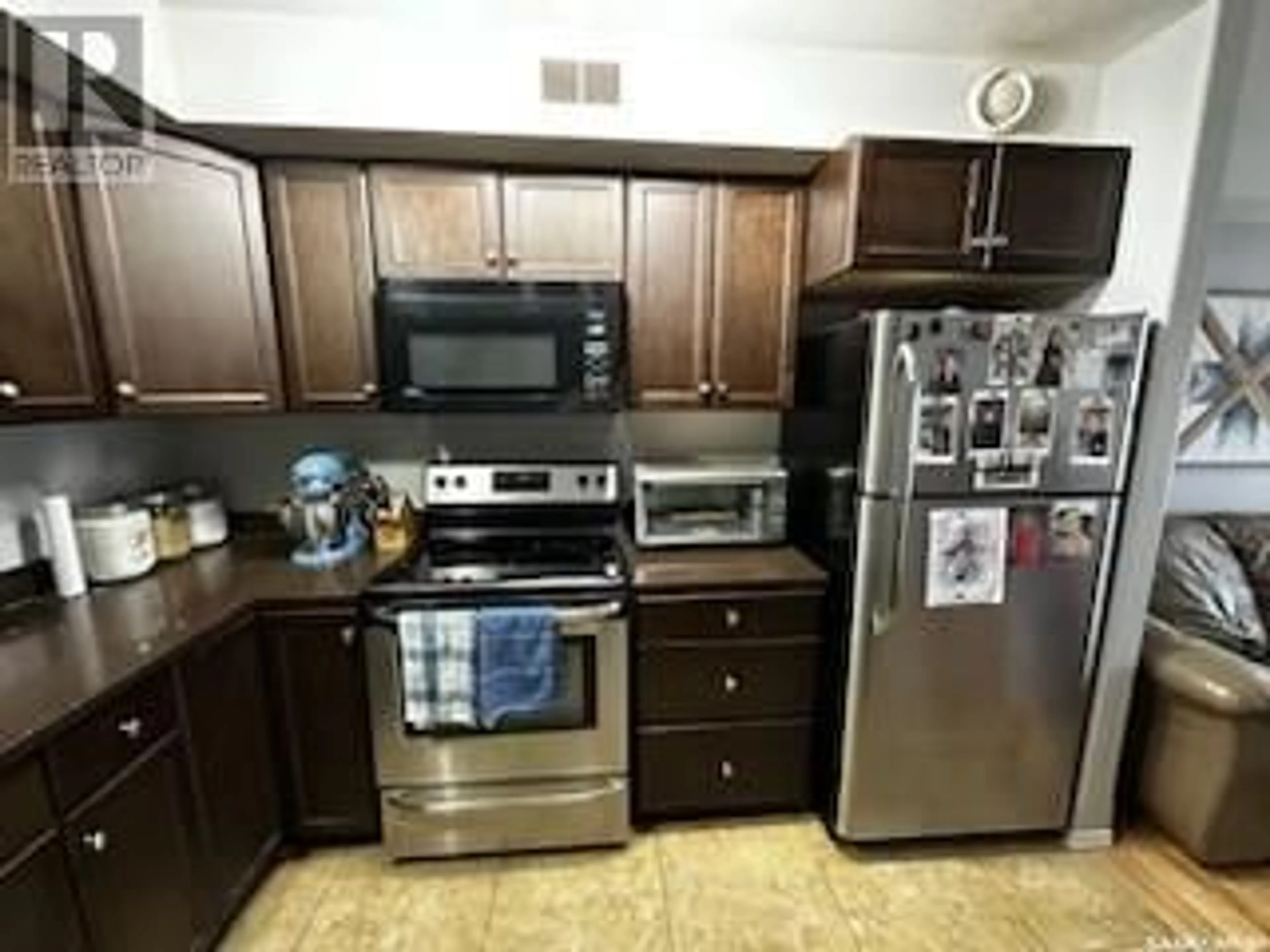 Standard kitchen, unknown for 301 2322 Kildeer DRIVE, North Battleford Saskatchewan S9A3T5