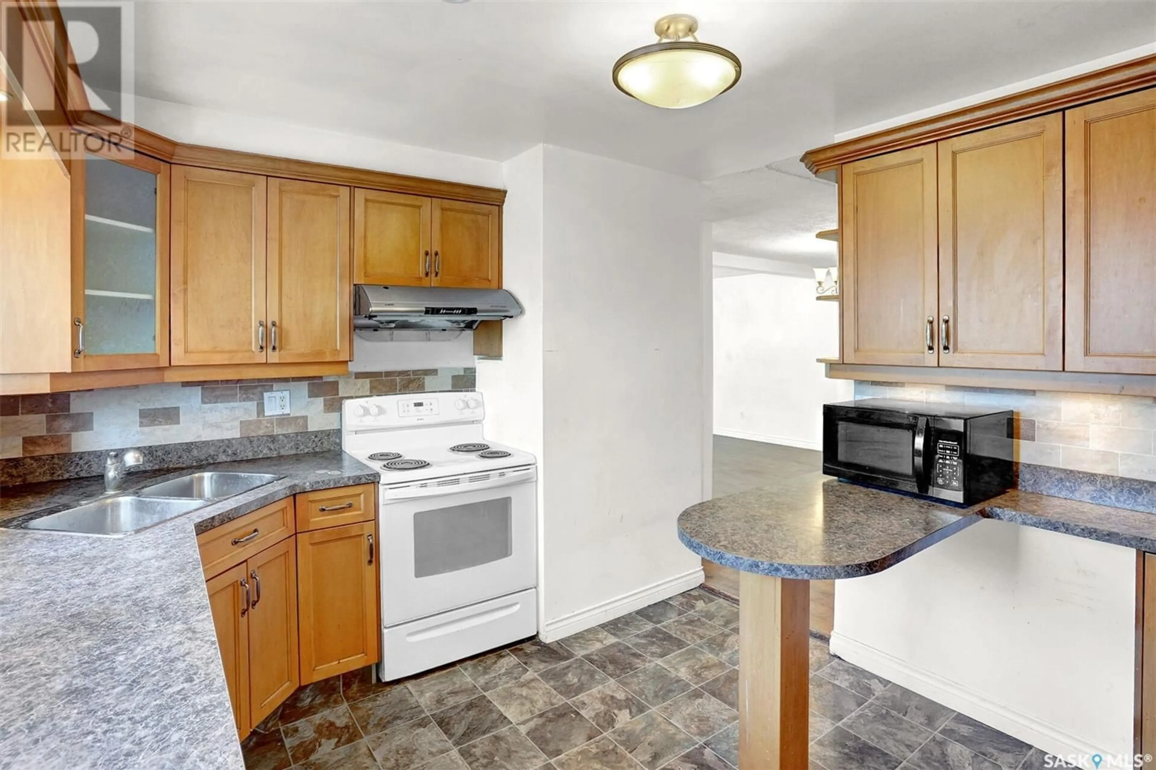 Standard kitchen, unknown for 36 MAYFAIR CRESCENT, Regina Saskatchewan S4S4H5