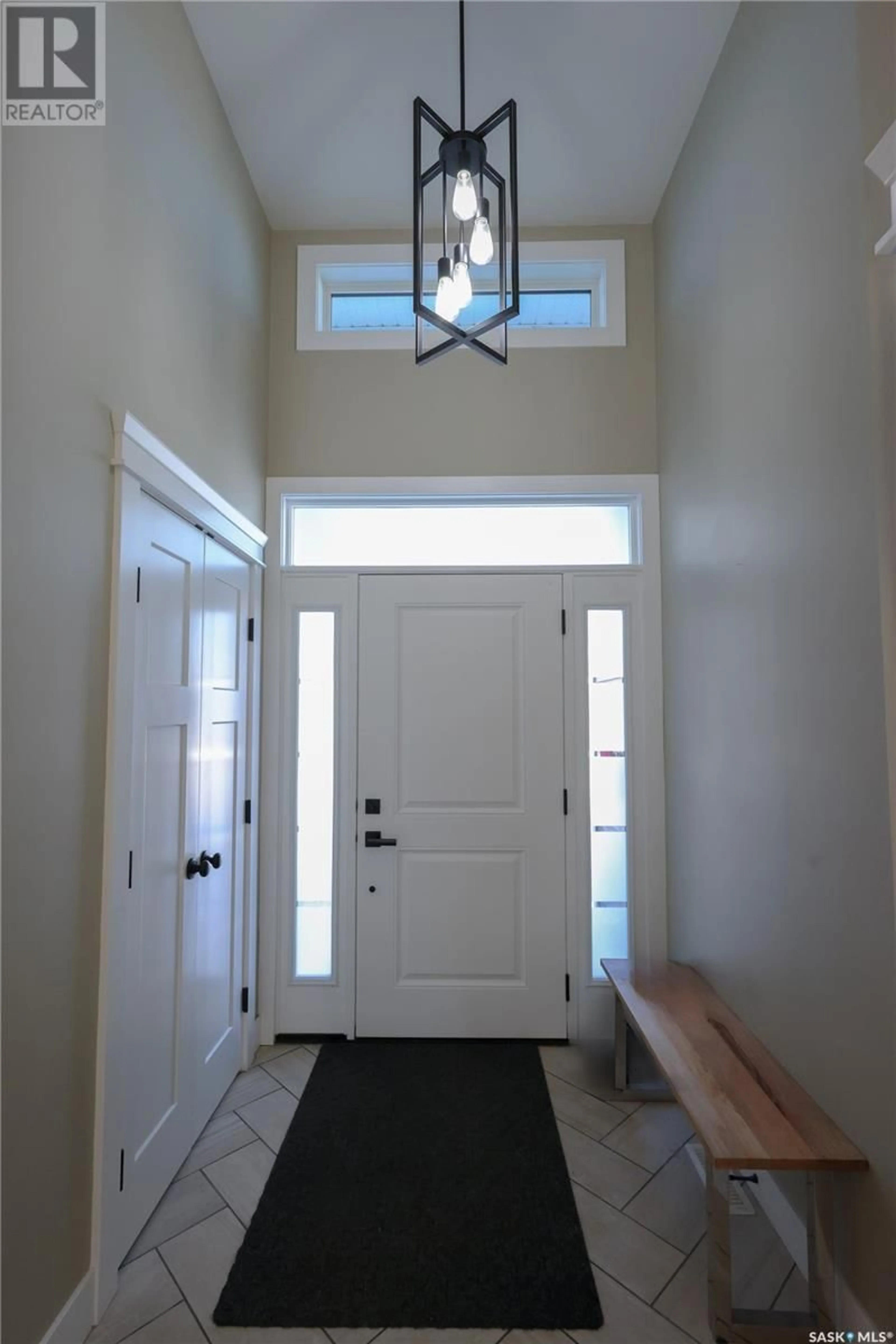 Indoor entryway for 695 32nd STREET W, Prince Albert Saskatchewan S6V7T5