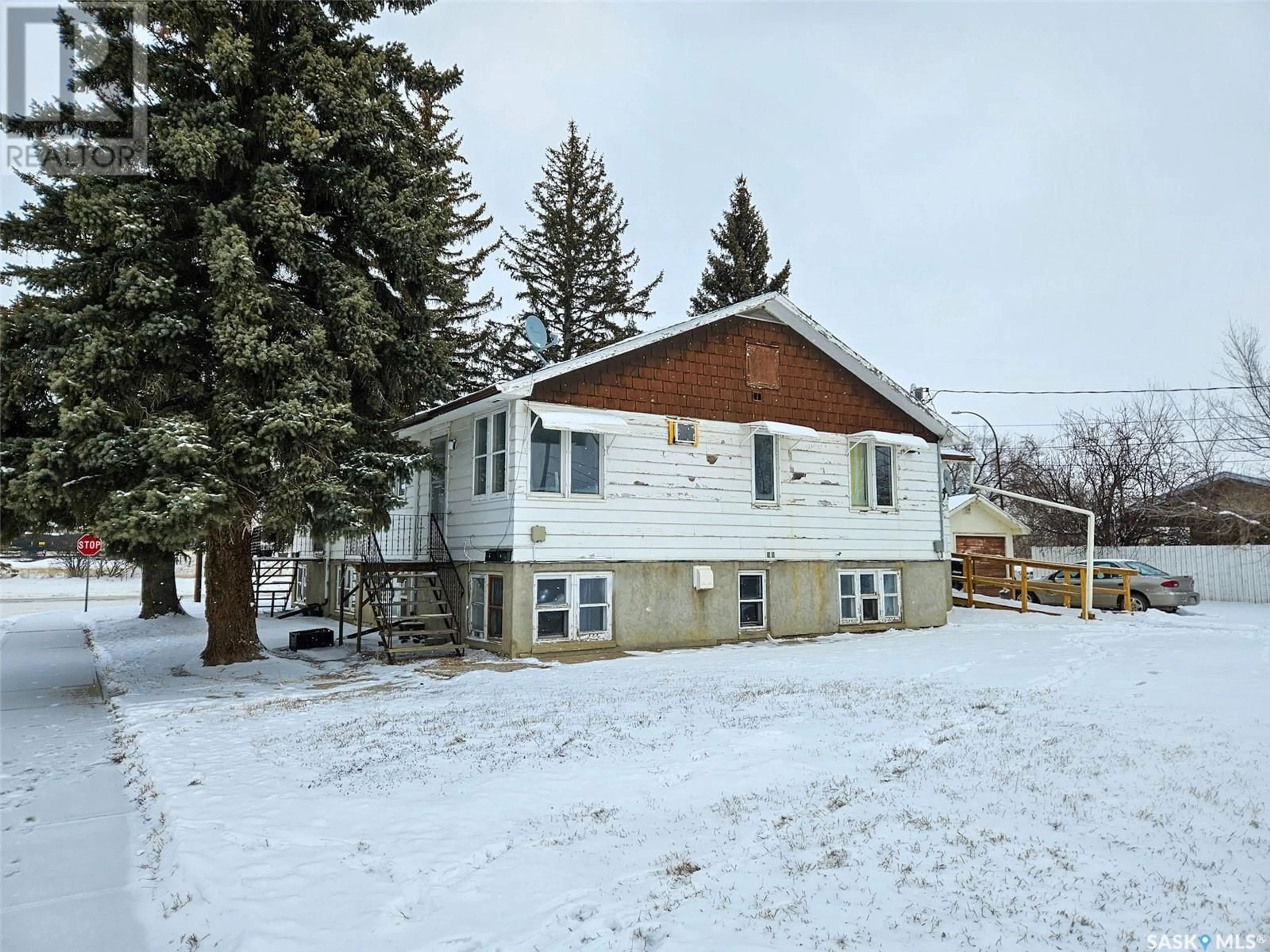 A pic from outside/outdoor area/front of a property/back of a property/a pic from drone, unknown for 3 4th AVENUE SE, Swift Current Saskatchewan S9H3L1