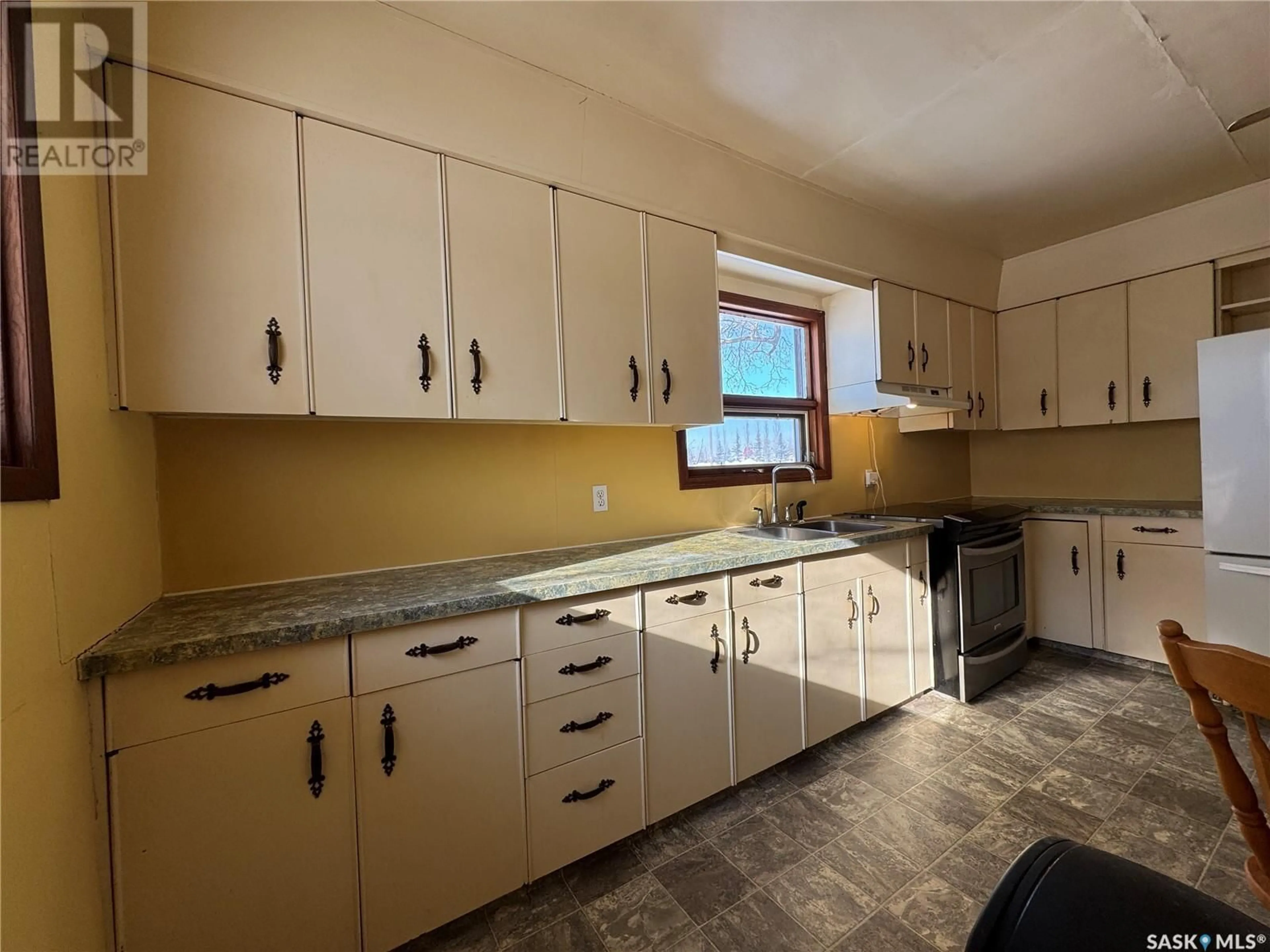 Standard kitchen, unknown for 212 Railway AVENUE, Watson Saskatchewan S0K4V0