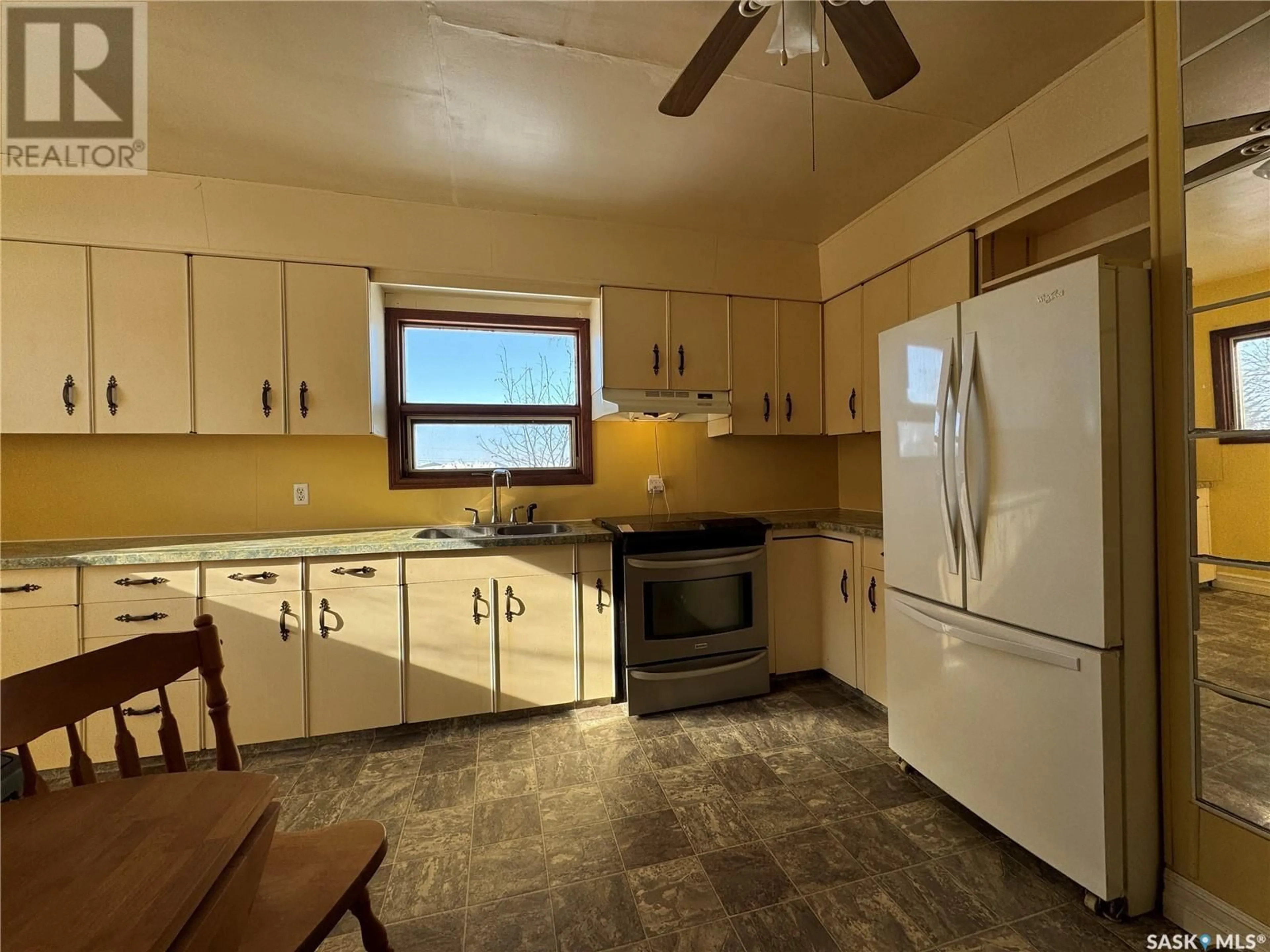 Standard kitchen, unknown for 212 Railway AVENUE, Watson Saskatchewan S0K4V0