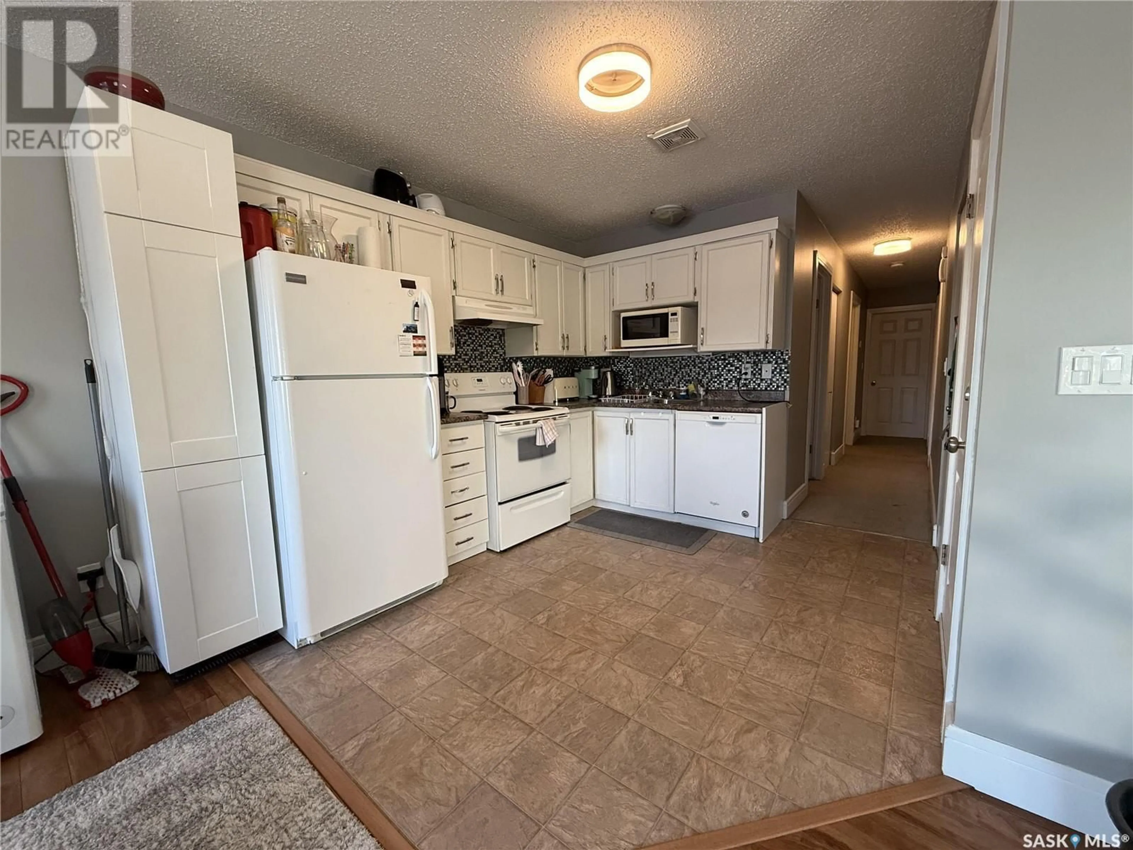 Standard kitchen, unknown for 540 Reid WAY, Saskatoon Saskatchewan S7N3J2