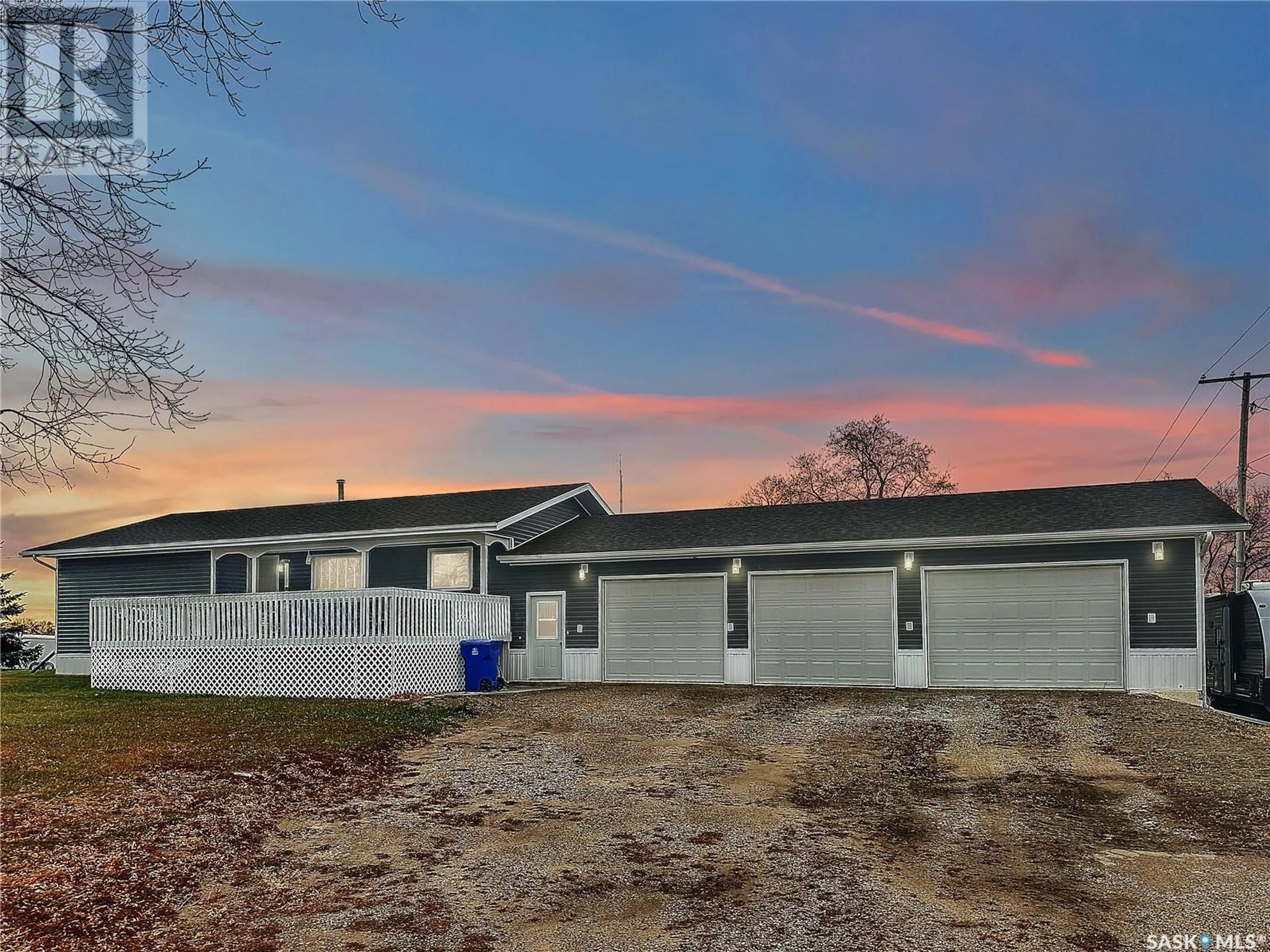 A pic from outside/outdoor area/front of a property/back of a property/a pic from drone, building for 314 RAILWAY AVENUE, Carnduff Saskatchewan S0C0S0