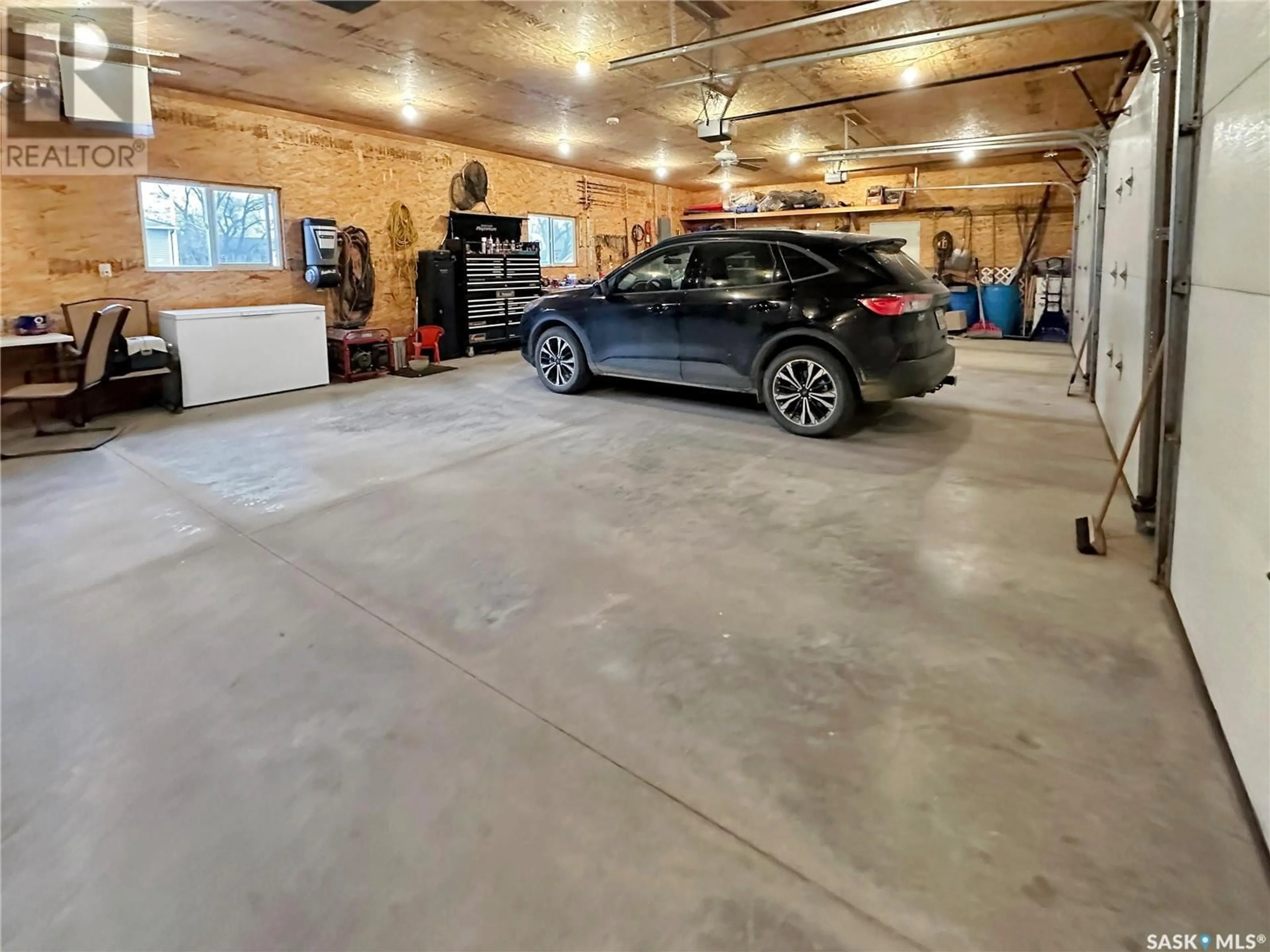 Indoor garage for 314 Railway AVENUE, Carnduff Saskatchewan S0C0S0