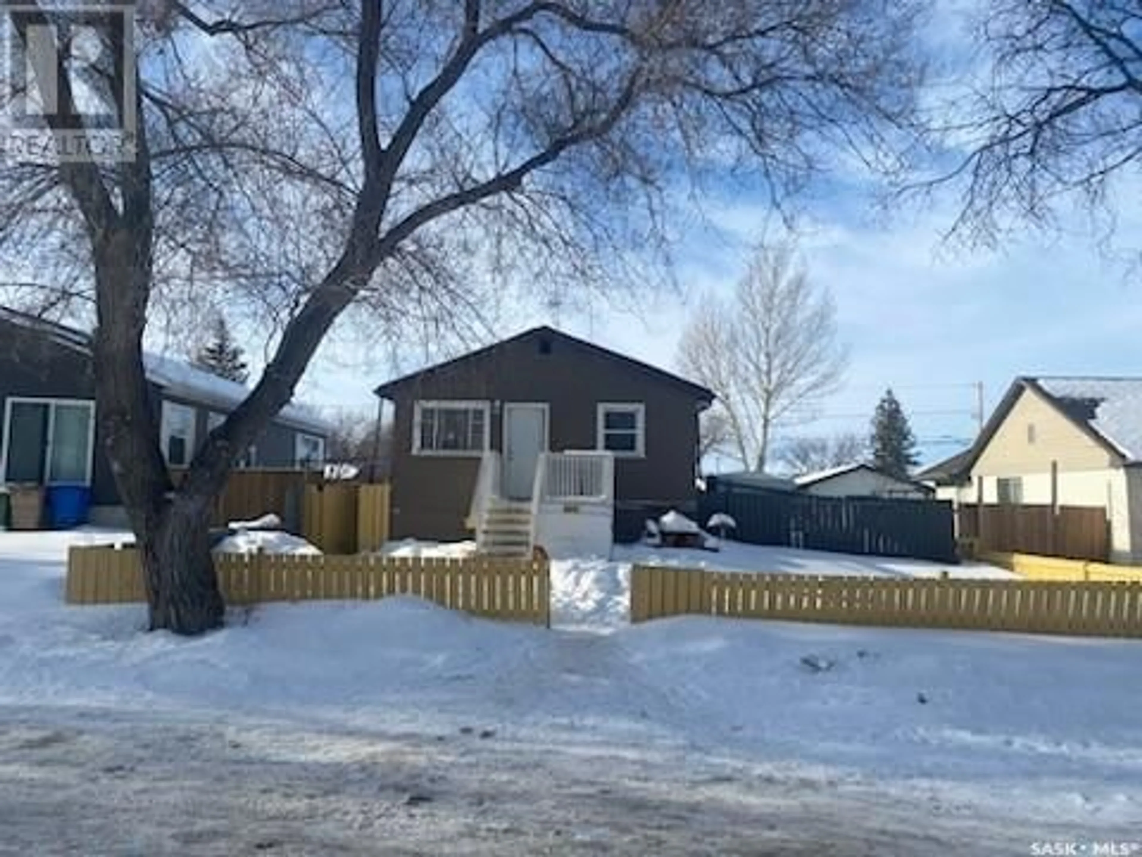 A pic from outside/outdoor area/front of a property/back of a property/a pic from drone, street for 626 Mctavish STREET, Regina Saskatchewan S4T3T5