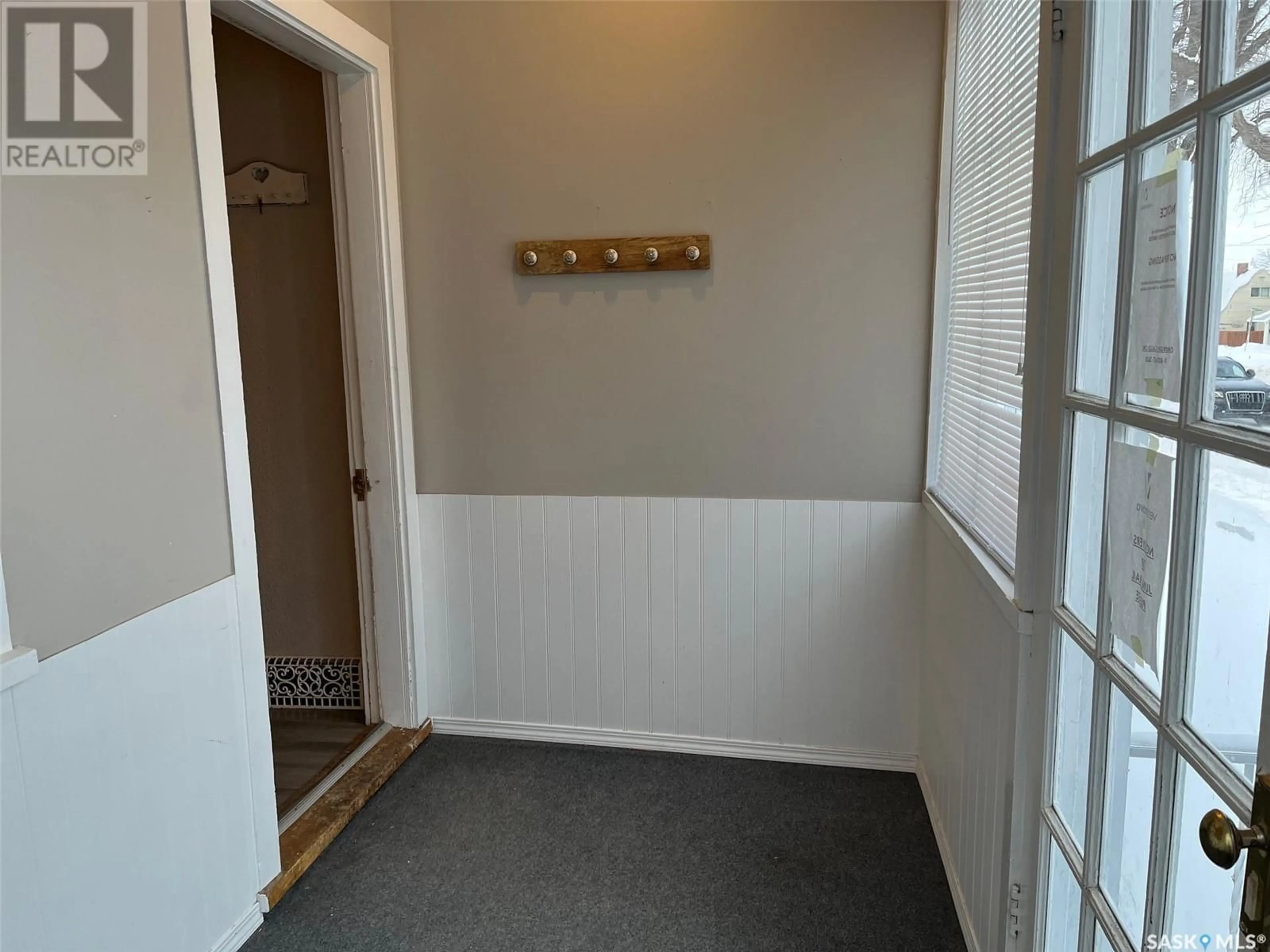 Indoor entryway for 722 Main STREET S, Moose Jaw Saskatchewan S6H5T2